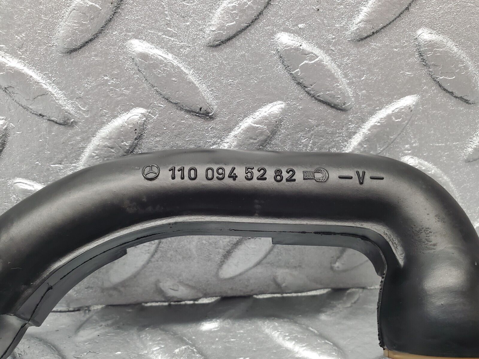 46660 Mercedes-Benz C123 280CE Coupe Air Intake Pipe 1100945282