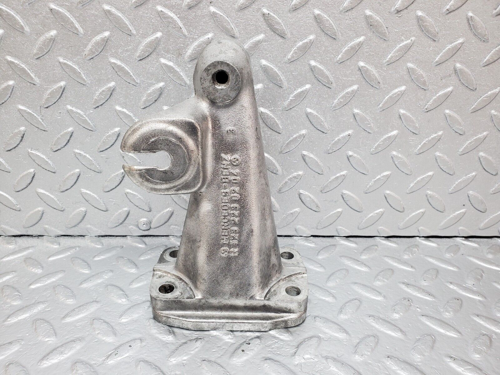 45429 Mercedes-Benz 280E M110.983 Engine Mount Bracket Left Side 1232230204