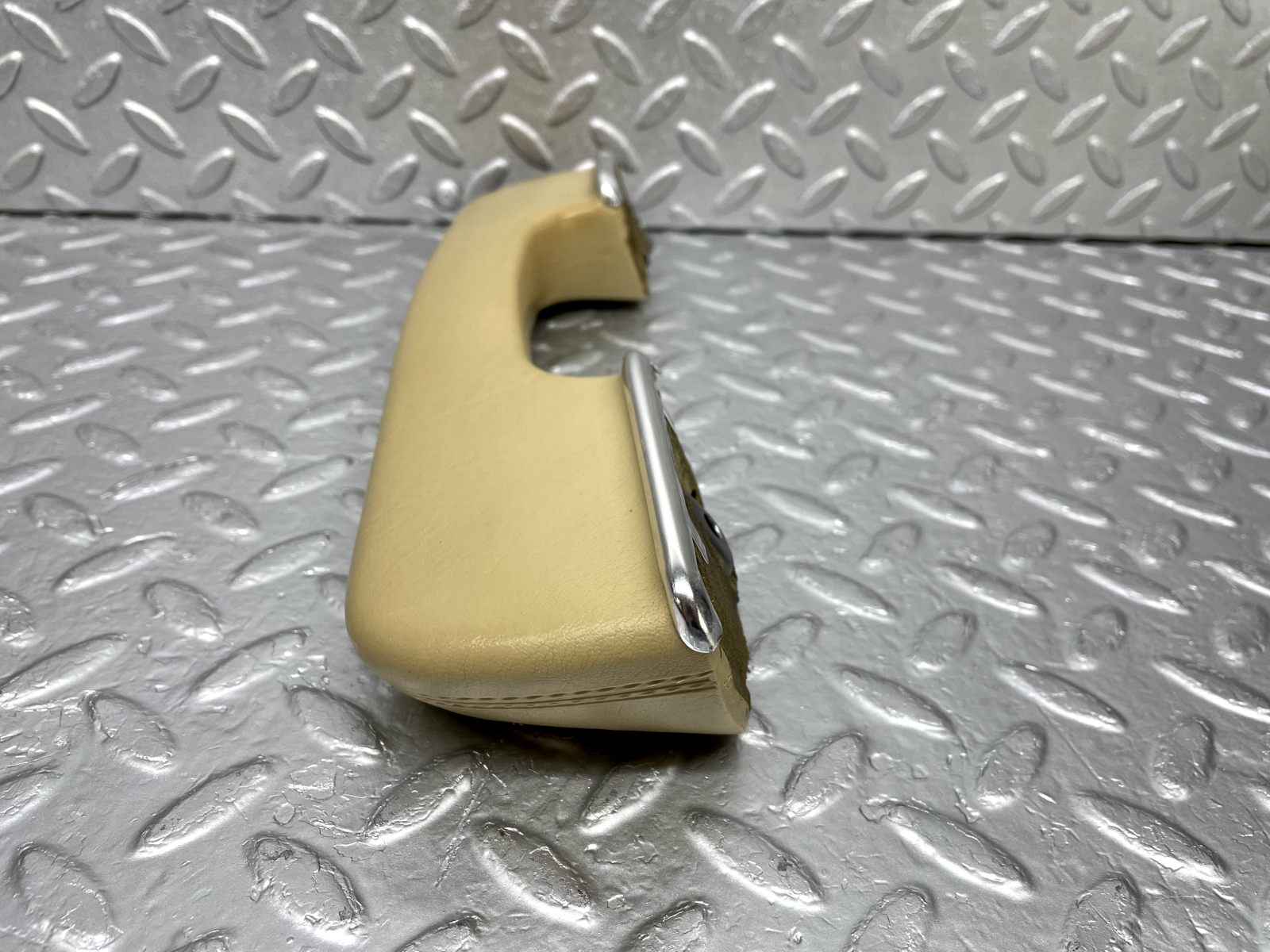 44259 Mercedes-Benz W123 280E Front Right Interior Door Handle Beige