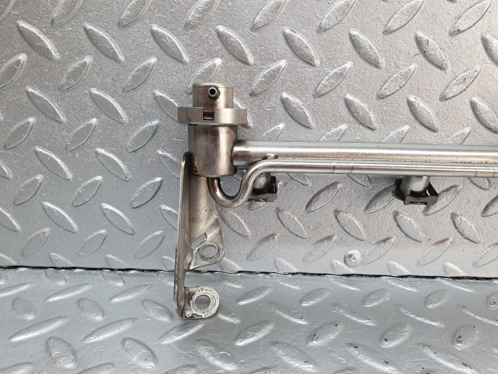 42324 Mercedes-Benz R129 320SL Coupe Fuel Injector Rail With Fuel Pressure Regulator 1040701395 0000781589