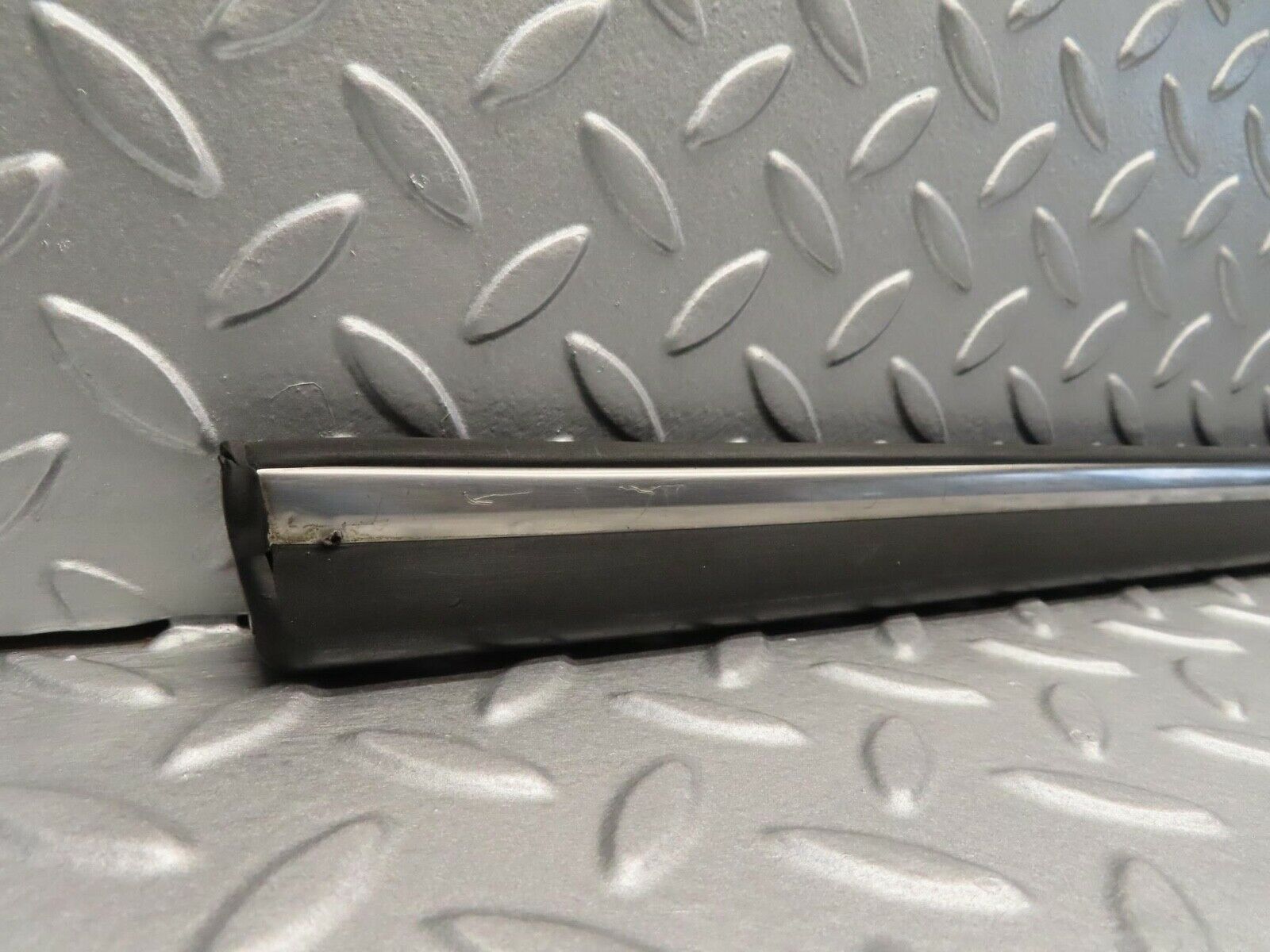 11821 Mercedes-Benz R107 450SL Right Door Centre Moulding Trim