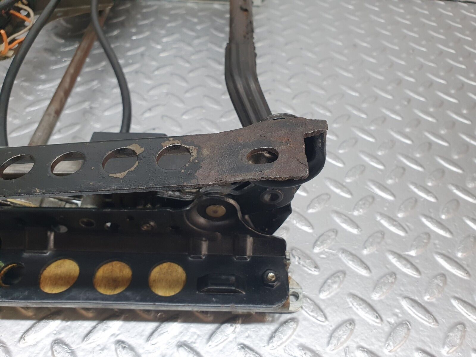 43824 Mercedes-Benz C126 380SEC Coupe Front Right Electric Seat Base