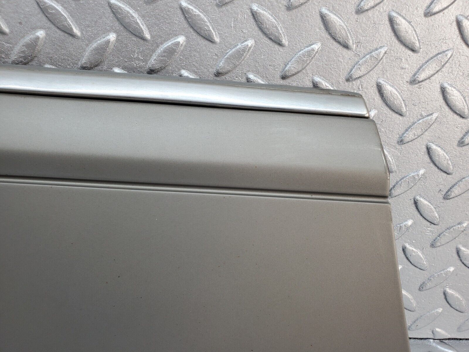 45703 Mercedes-Benz W126 420SE Front Left Fender Wing Moulding Trim 1266903540