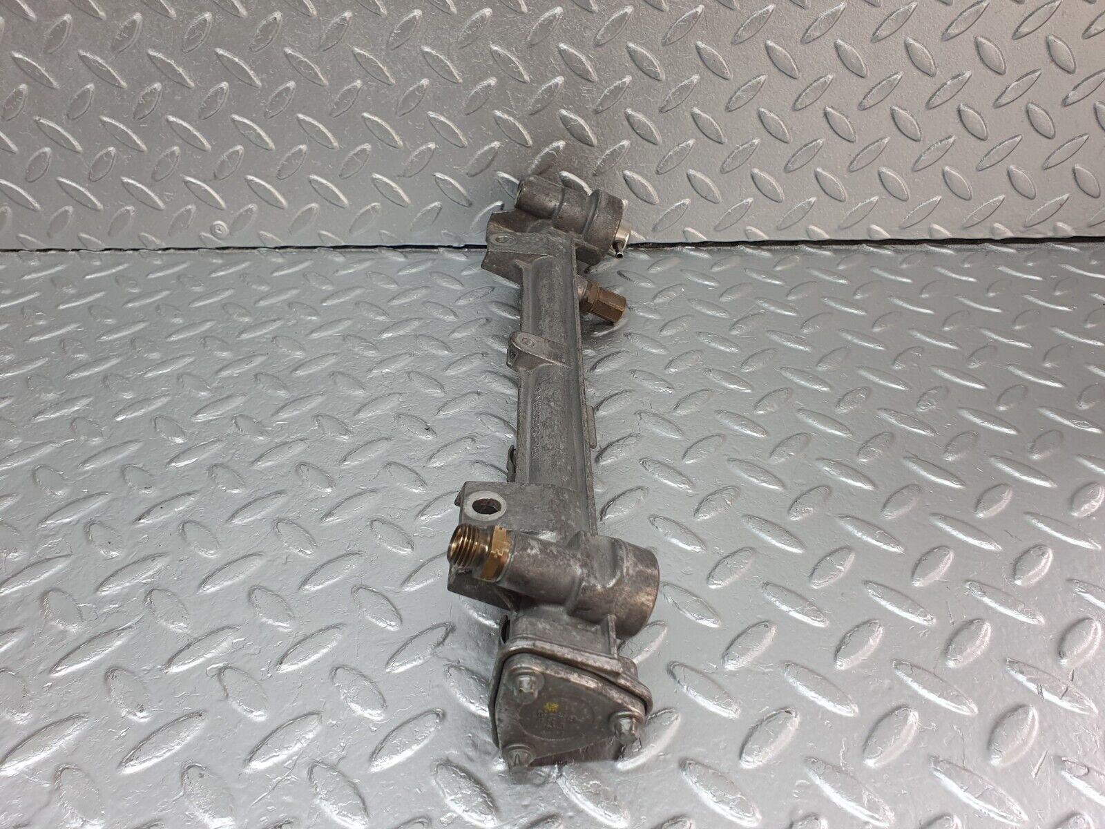 41883 Mercedes-Benz W202 C200 Fuel Injector Rail 1110781045 0000781889