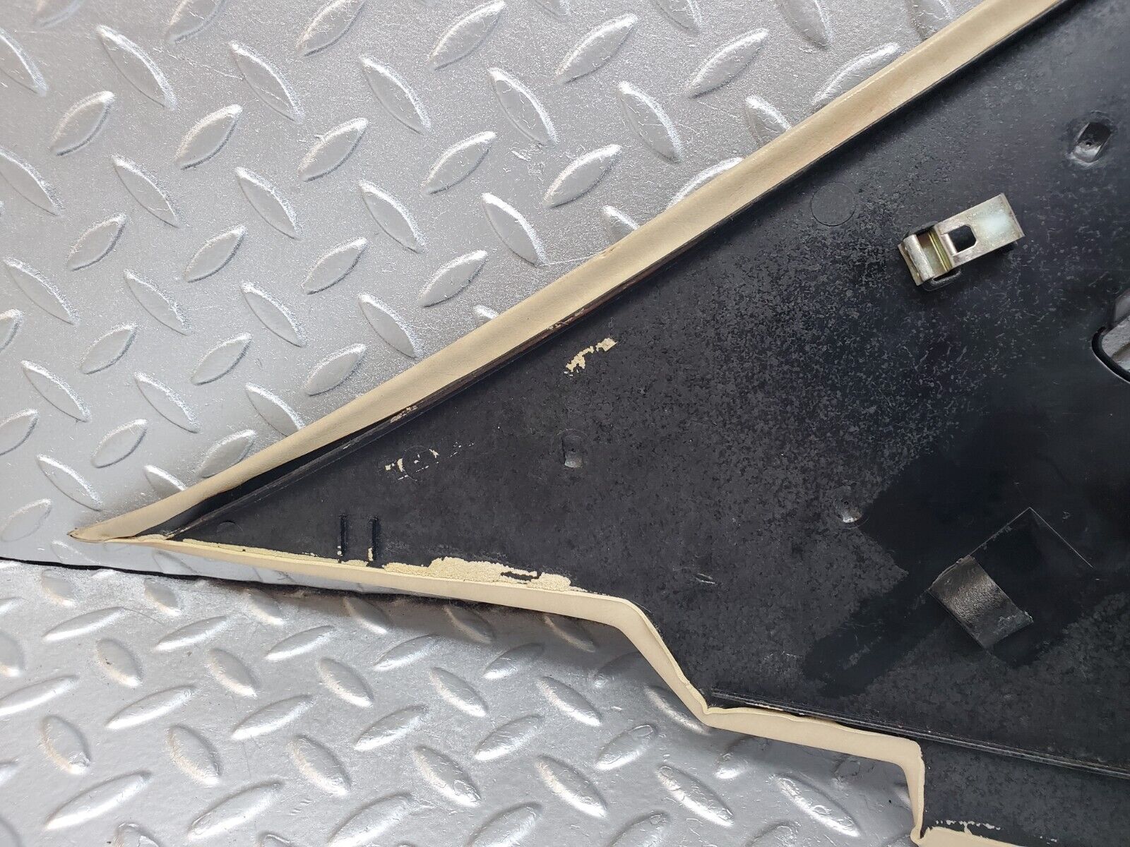 45770 Mercedes-Benz W126 420SE C Pillar Cover Right Side Beige 1266950444