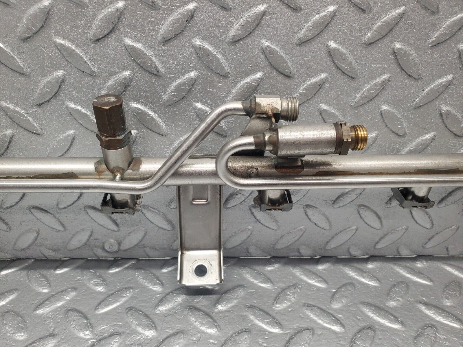 46173 Mercedes-Benz W124 280E Fuel Injector Rail With Pressure Regulator 0000781589