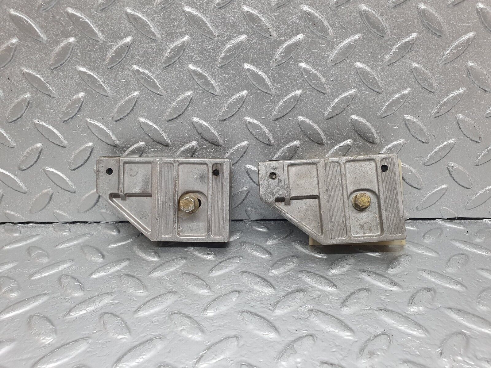 43582 Mercedes-Benz C126 380SEC Coupe Door Window Guide Bracket 1267250332