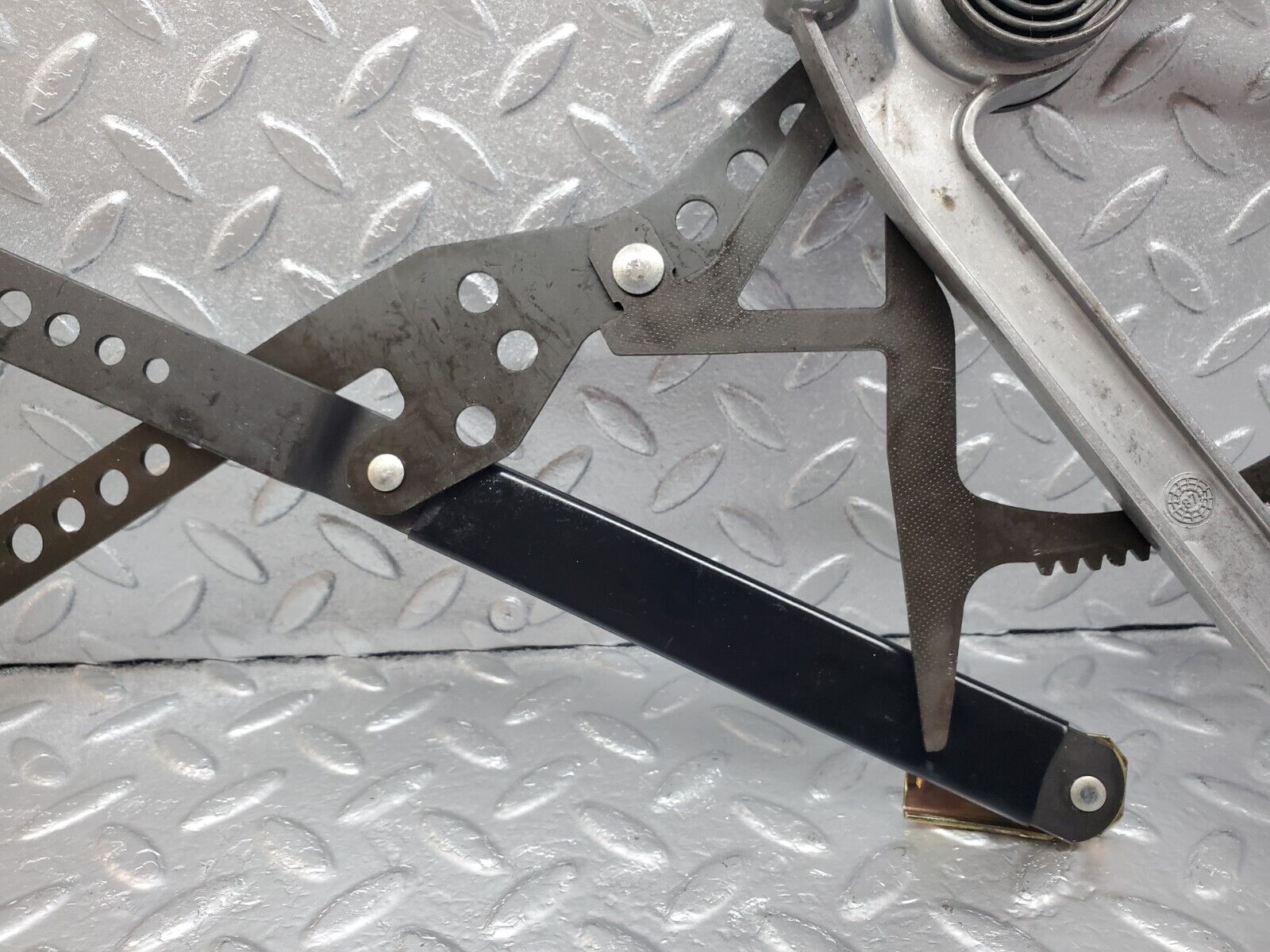 45713 Mercedes-Benz W126 420SE Front Left Power Window Regulator 13927