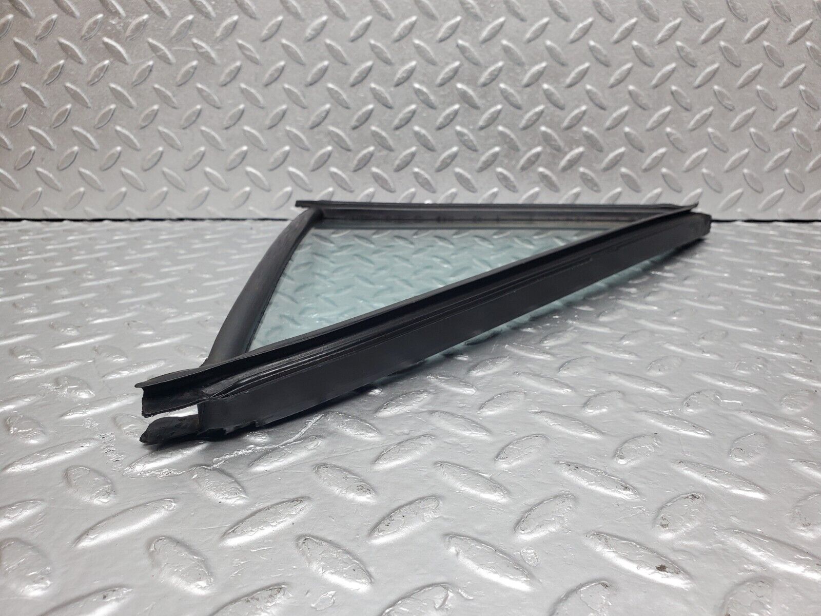 45804 Mercedes-Benz W126 420SE Rear Right Quarter Window Glass 1267350224