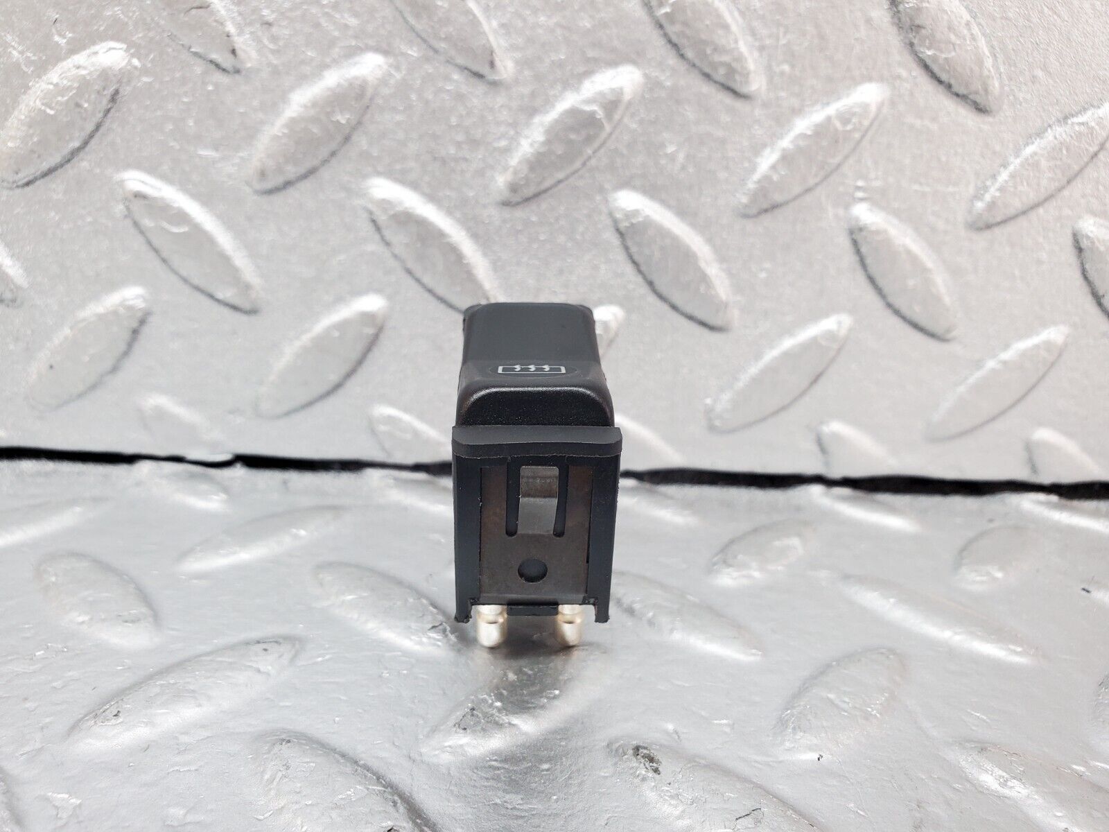 44362 Mercedes-Benz W123 280E Rear Windscreen Defroster Switch 0008206110