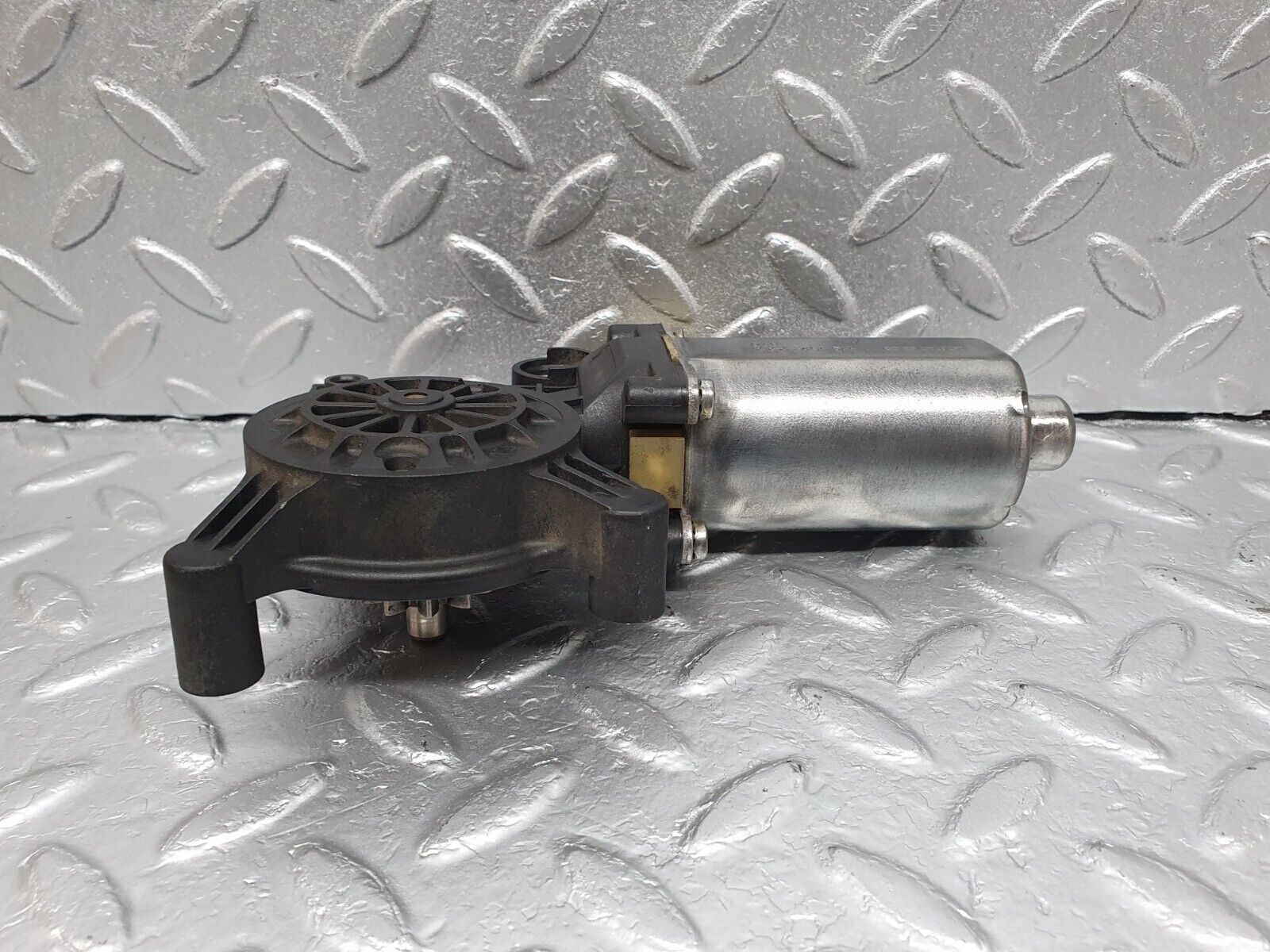 41911 Mercedes-Benz W202 C200 Window Regulator Motor Front Left Bosch 0130821703