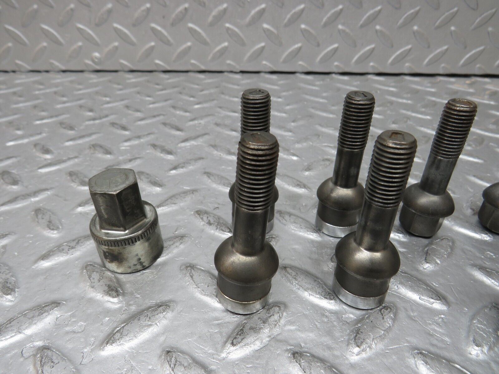 37998 Mercedes-Benz A124 Cabriolet Alloy Wheel Lug Bolt Set With Locking Bolts M12x1.5