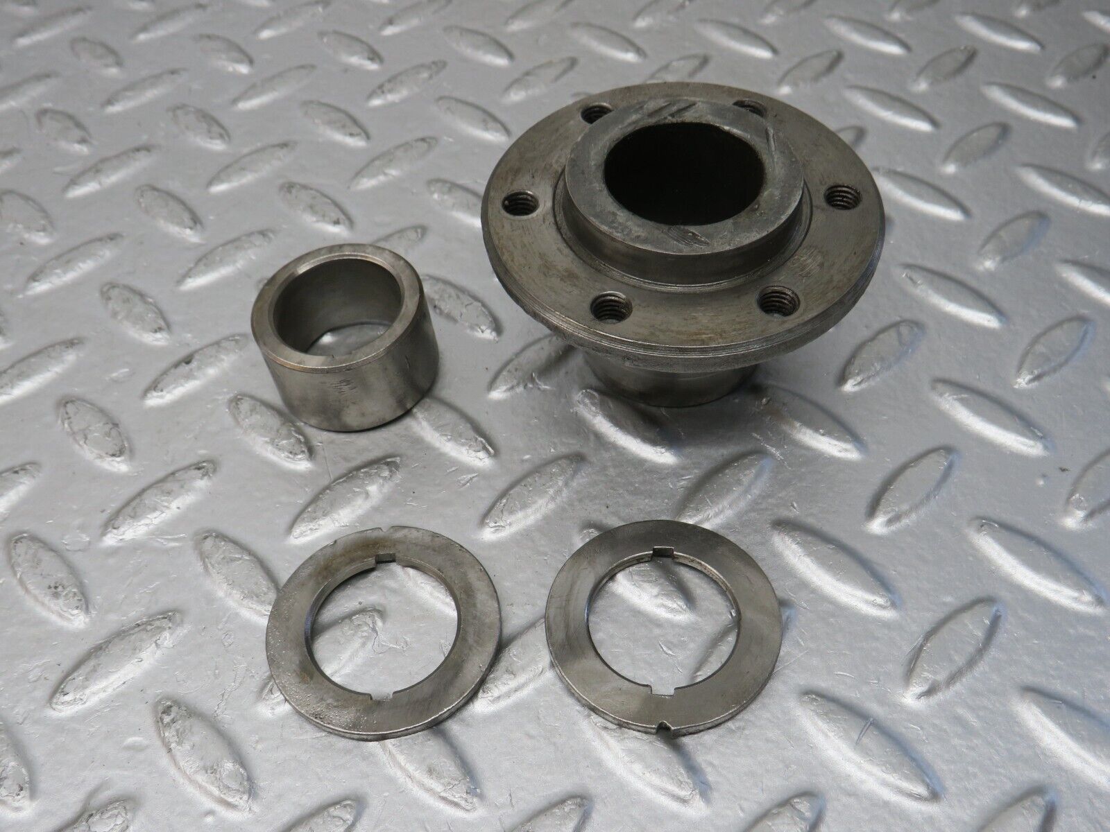 32877 Mercedes-Benz C107 R107 350 V8 Crankshaft Sleeve Hub