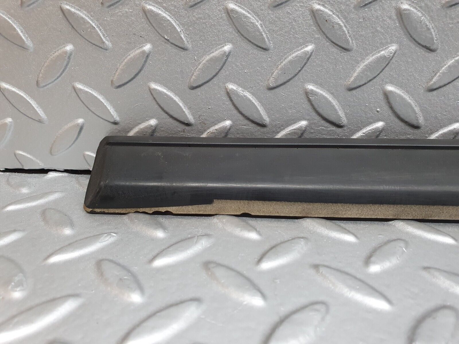 41682 Mercedes-Benz W124 200E Front Left Door Centre Moulding Trim