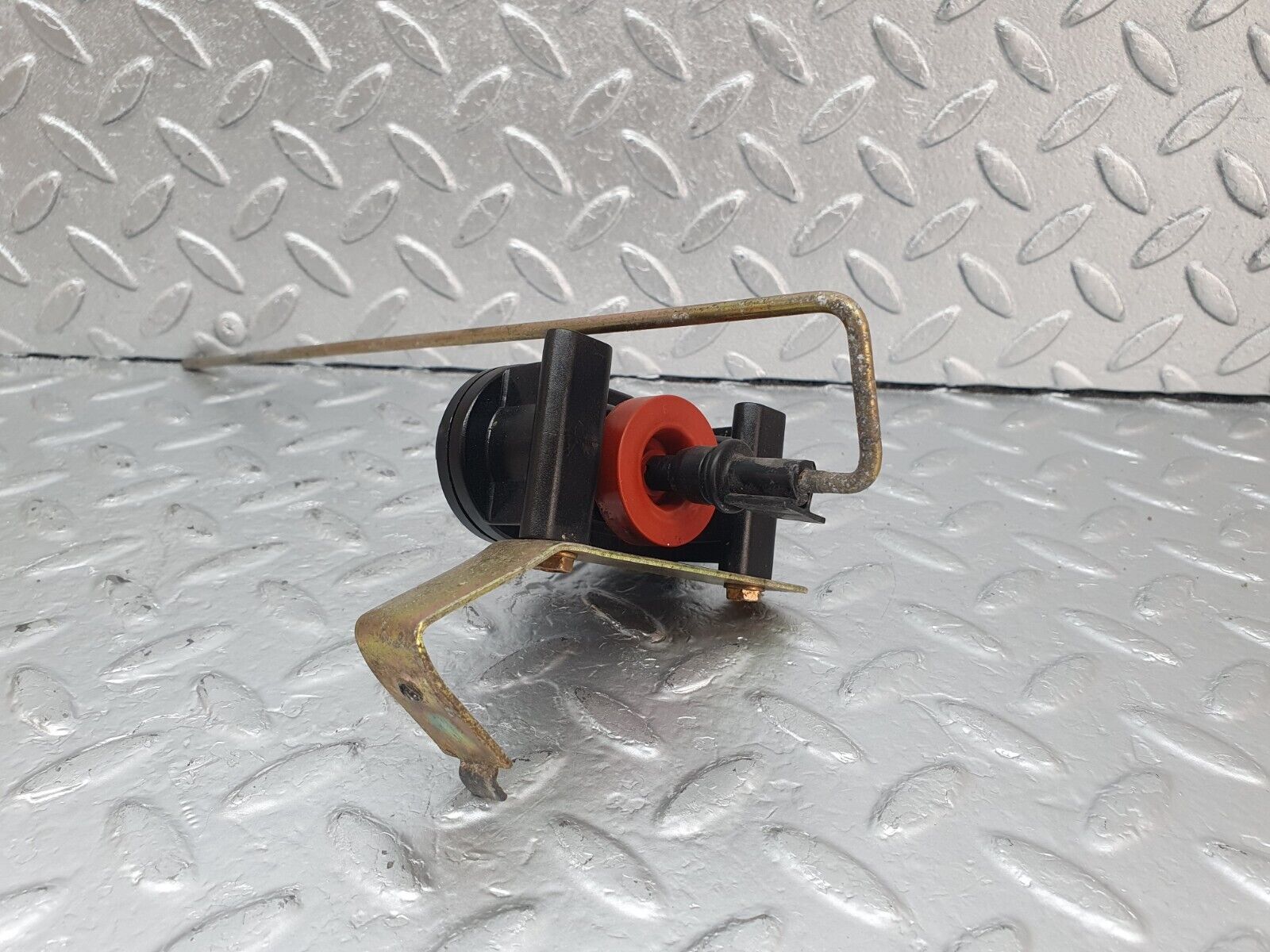 43680 Mercedes-Benz C126 380SEC Coupe Fuel Tank Flap Cap Vacuum Actuator