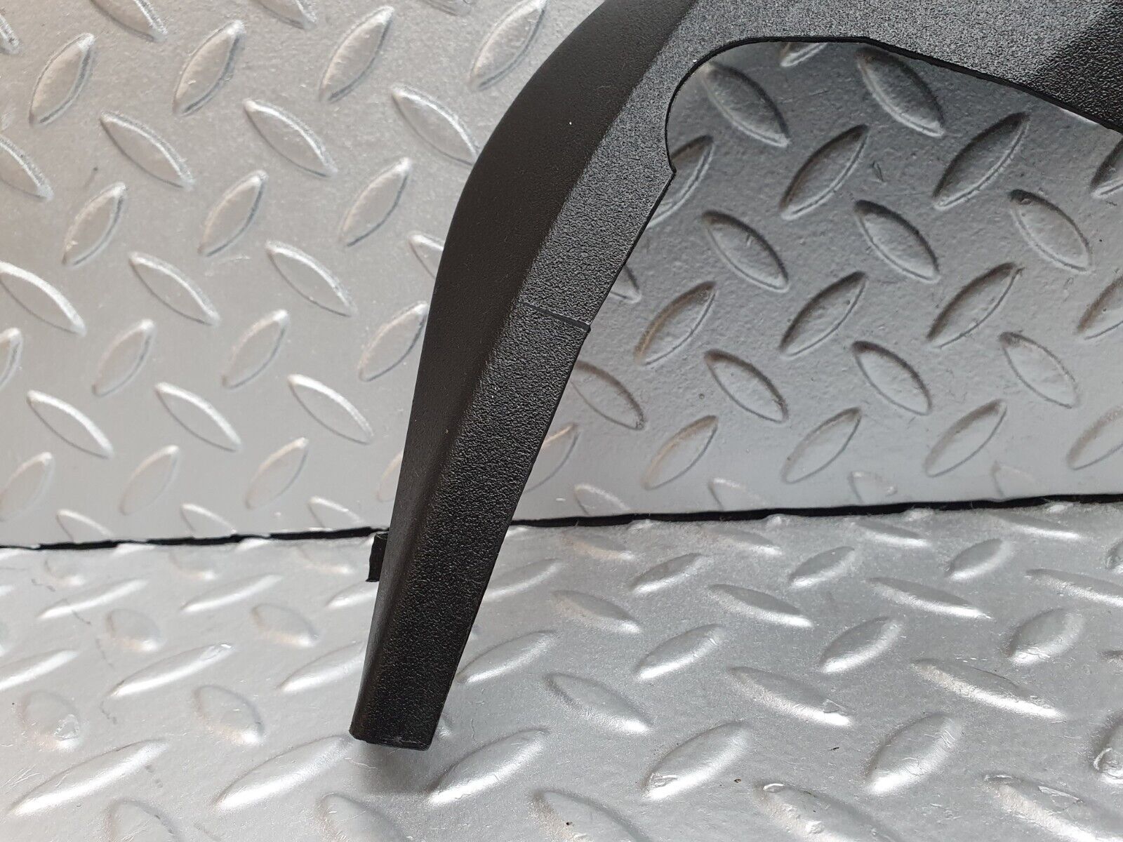 42085 Mercedes-Benz W202 C200 Front Right Door Window Frame Cover 2027250271