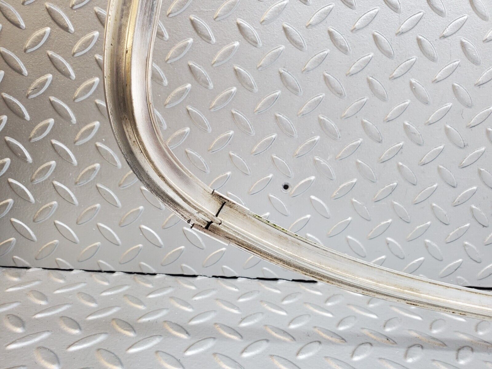 44410 Mercedes-Benz W123 280E Rear Windscreen Chrome Frame