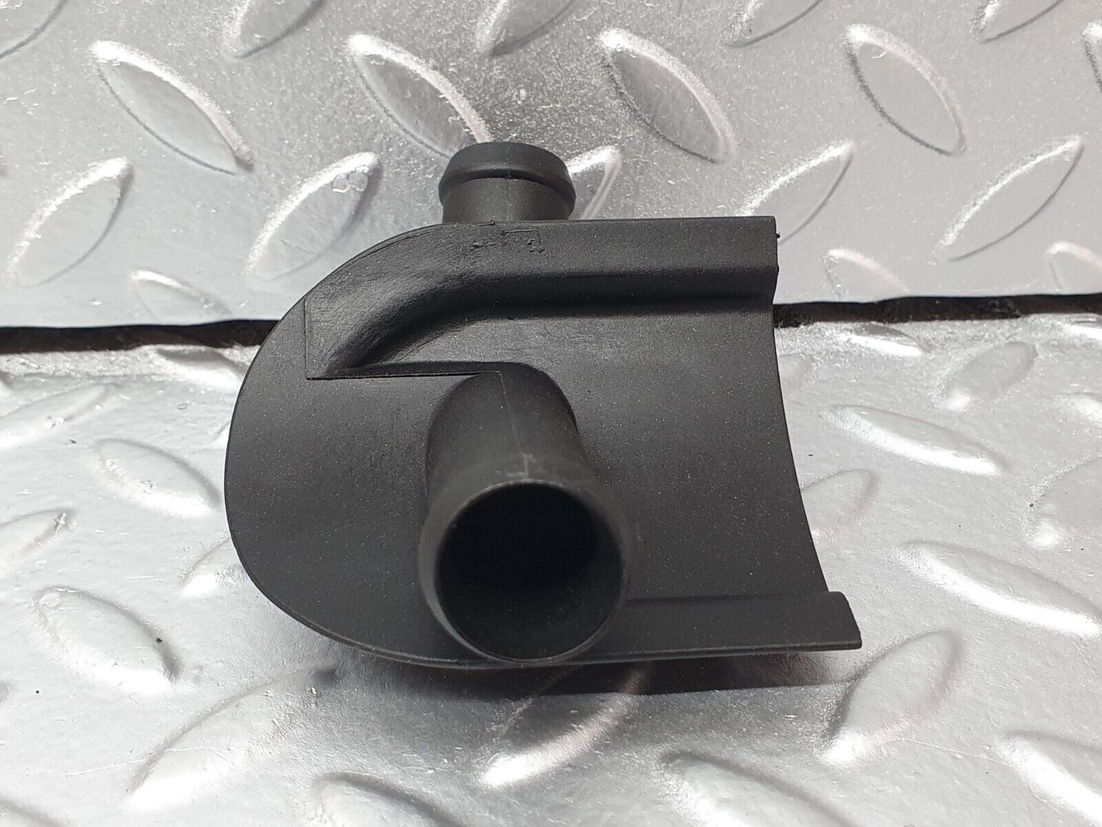 42129 Mercedes-Benz W202 C200 Heater Hose Pipe Connector 2028321215