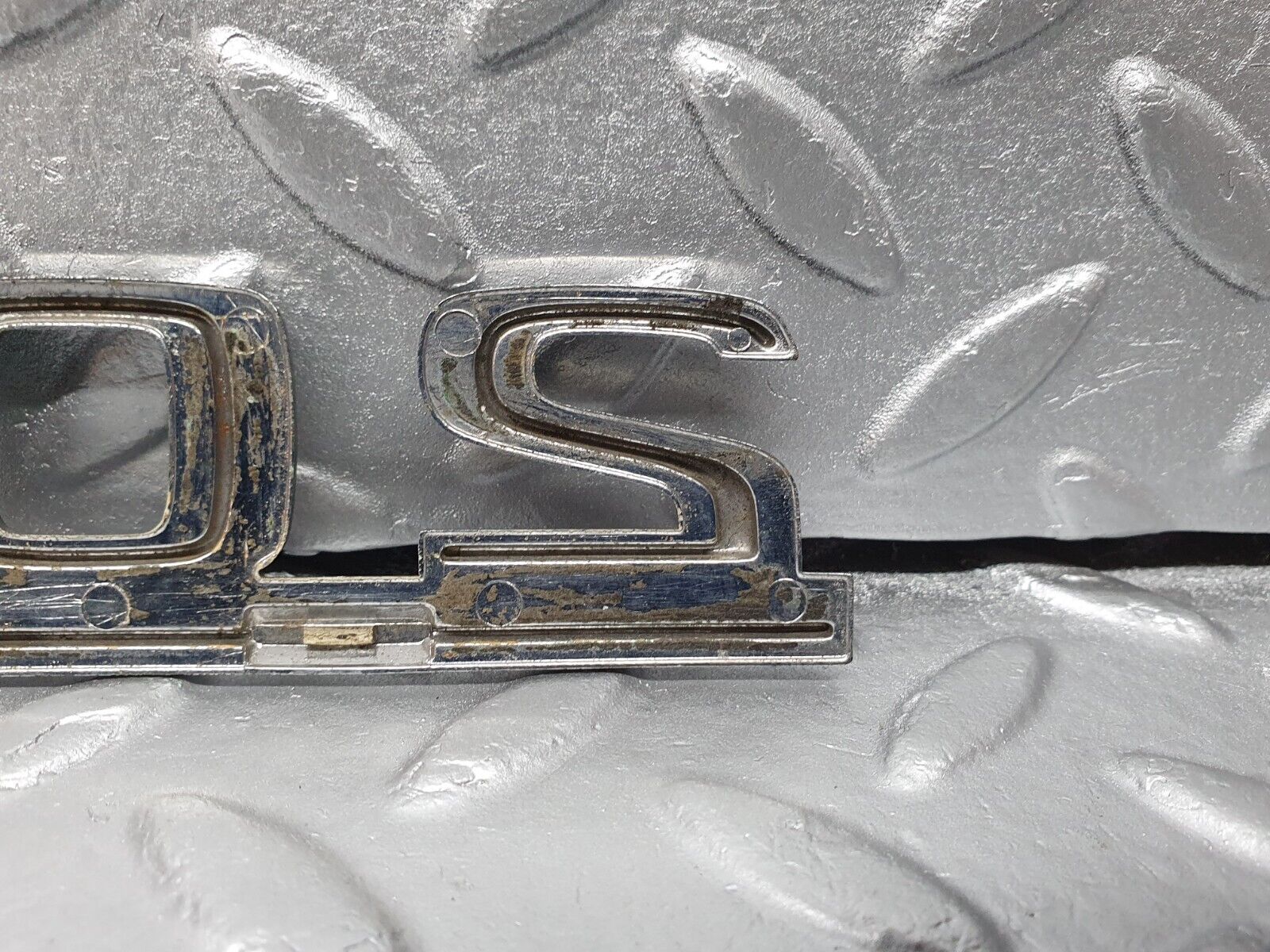 41699 Mercedes-Benz W124 200E Trunk Badge Emblem