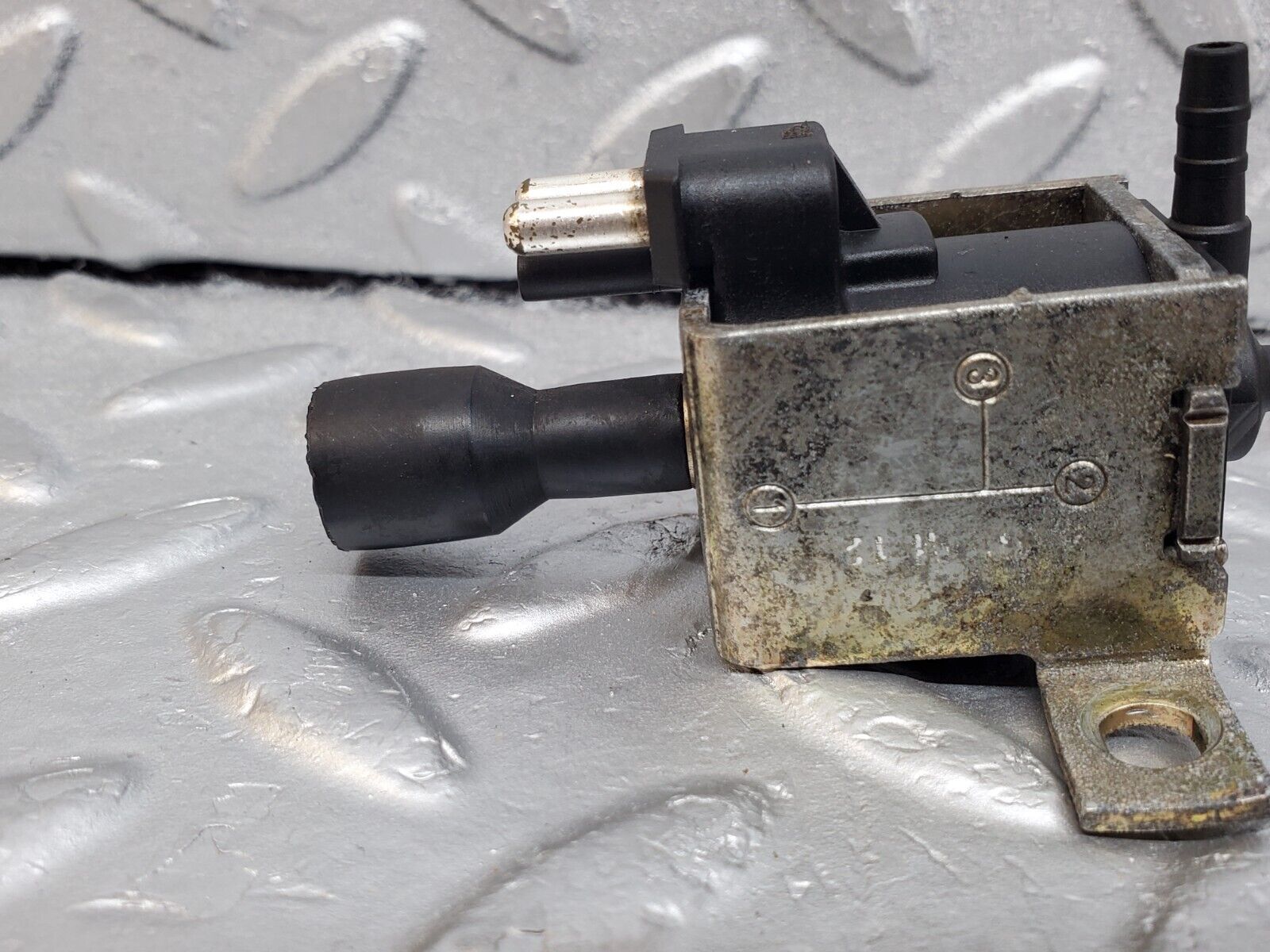 44707 Mercedes-Benz W124 220E Vacuum Solenoid Binder 0015408697