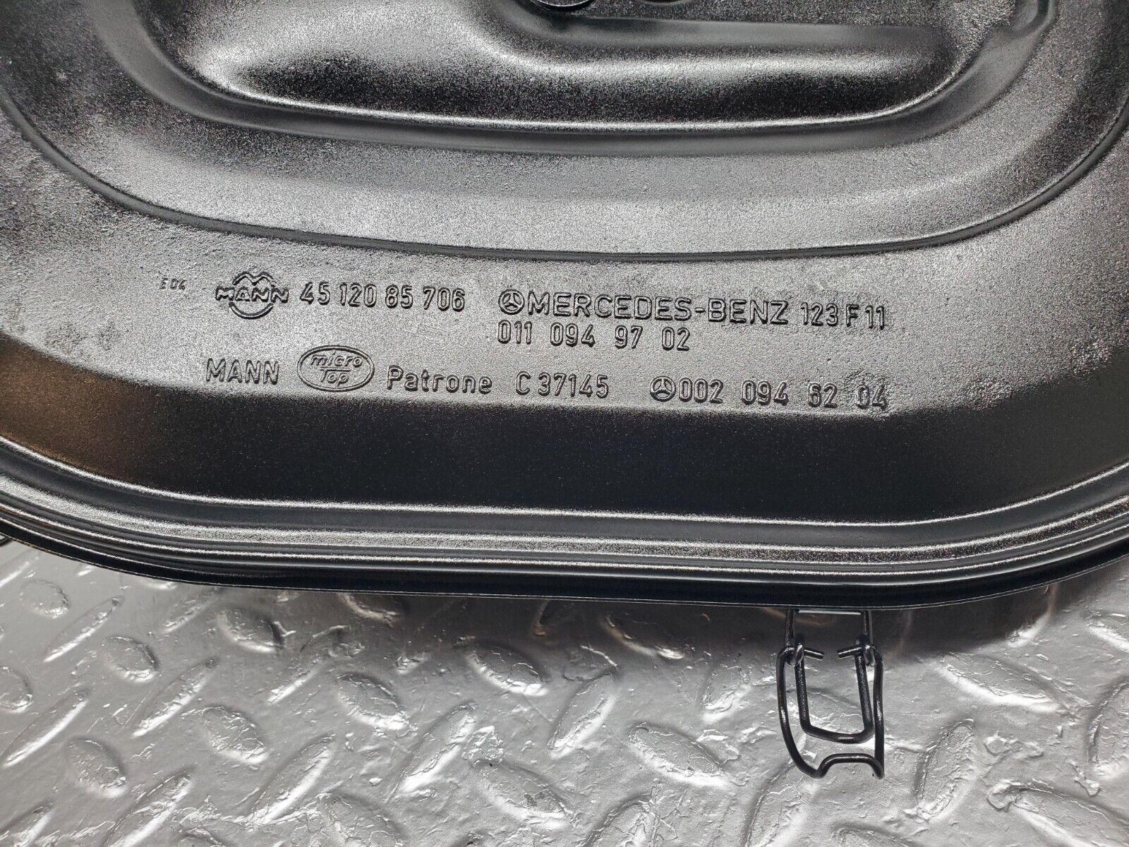 44470 Mercedes-Benz W123 280E Air Filter Box Housing 0110949702