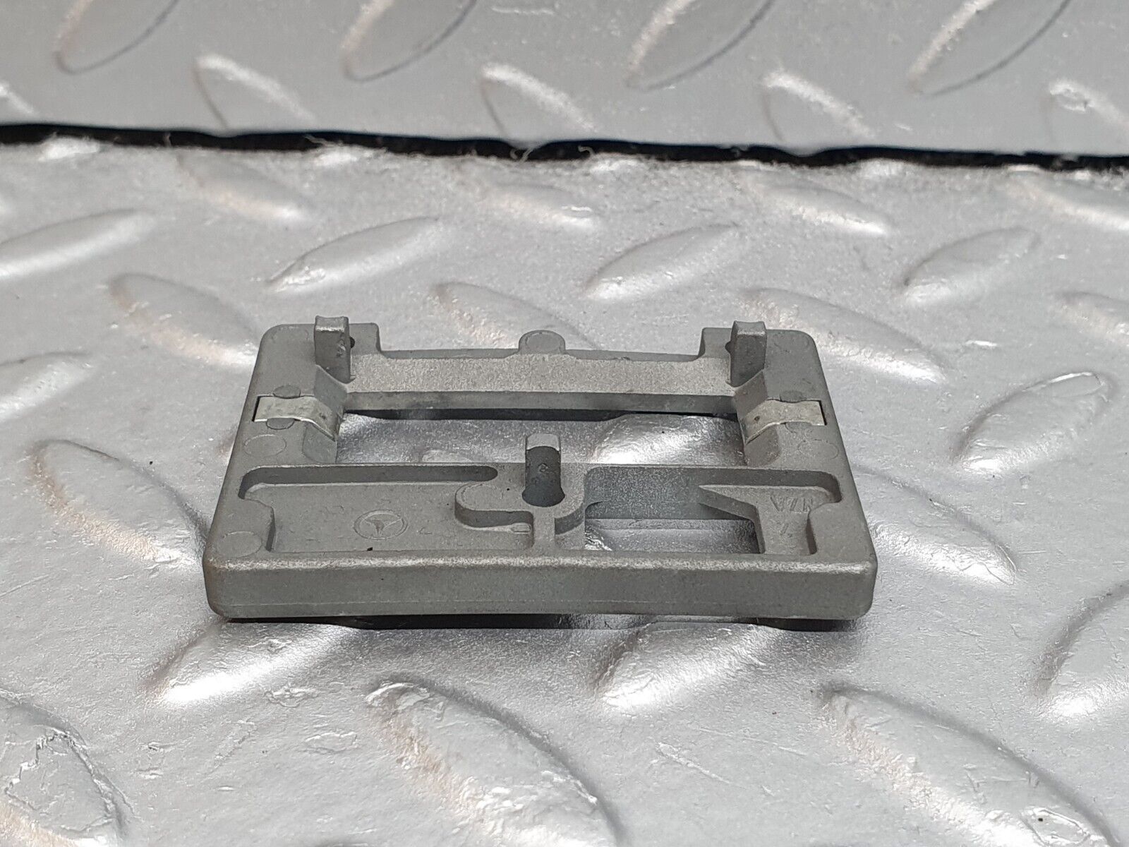 42082 Mercedes-Benz W202 C200 Rear View Mirror Bracket