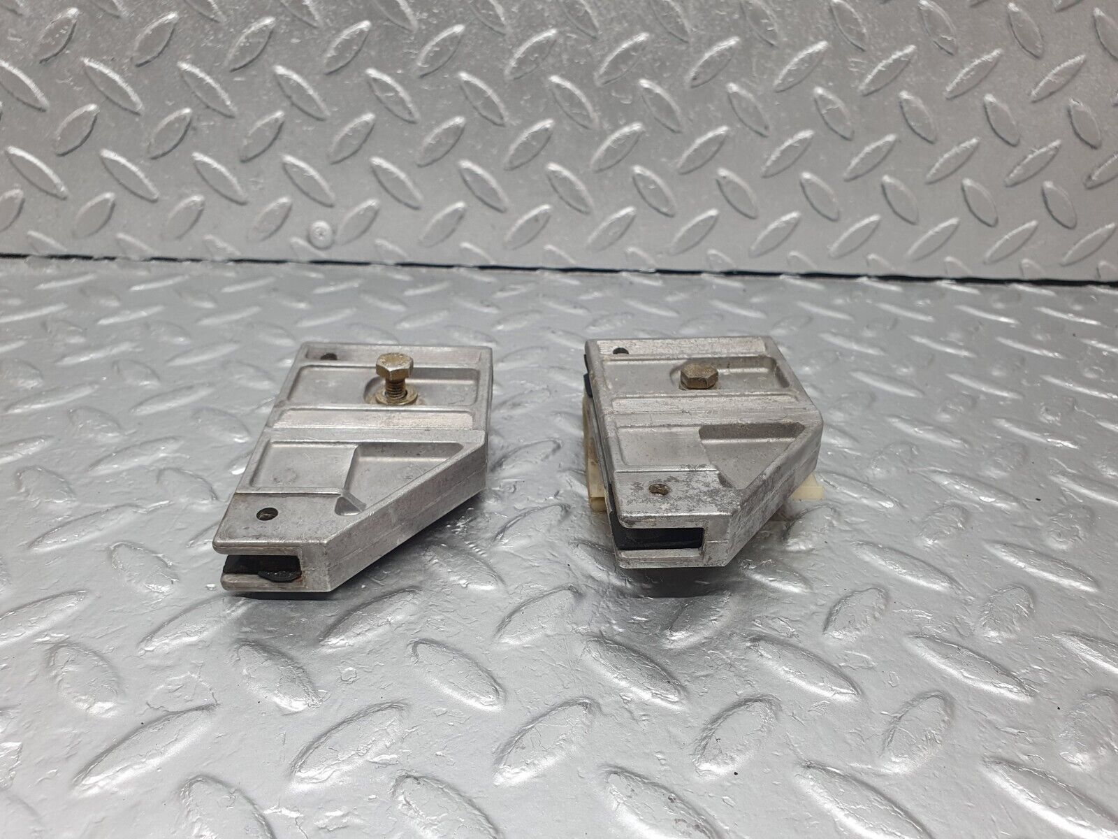 43582 Mercedes-Benz C126 380SEC Coupe Door Window Guide Bracket 1267250332