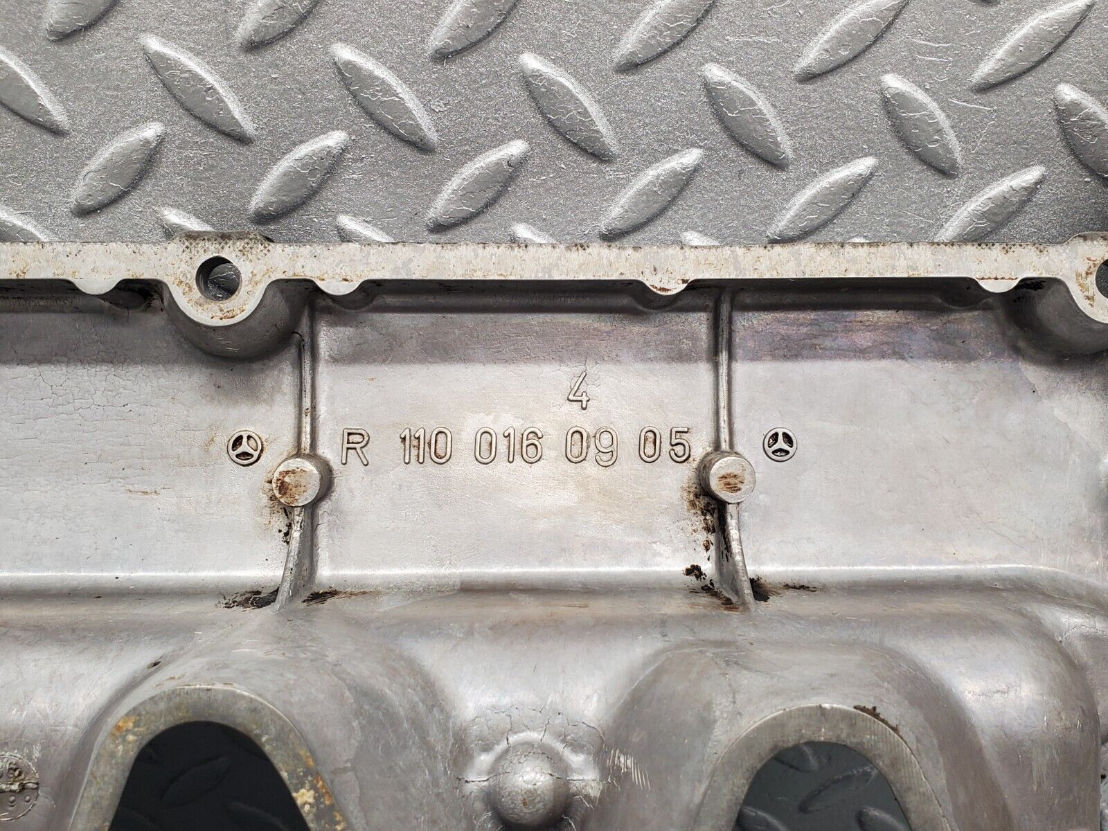 46704 Mercedes-Benz C123 280CE Coupe Cylinder Head Valve Cover 1100160905