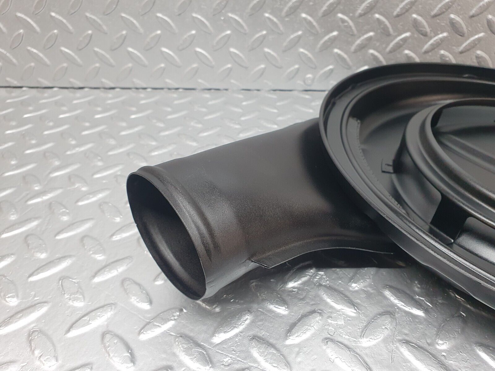 42818 Mercedes-Benz W201 190 2.0L Air Filter Box Housing Cap 0120942402