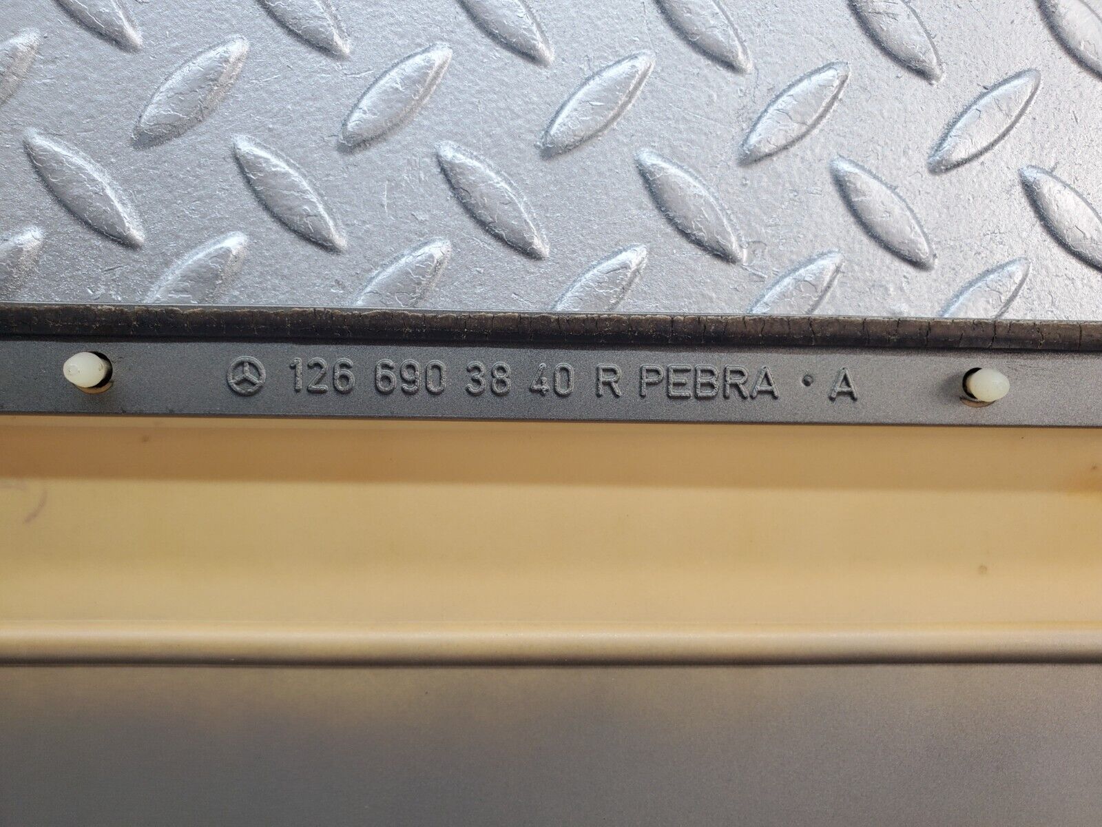 45704 Mercedes-Benz W126 420SE Front Right Door Moulding Trim 1266903840