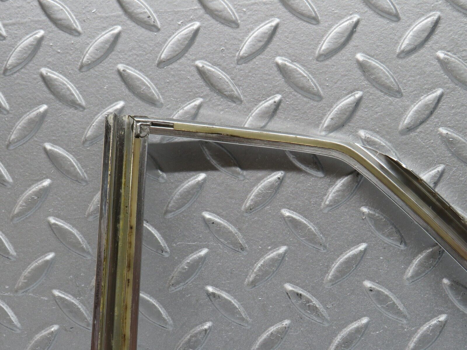 39855 Mercedes-Benz R107 350SL Hardtop Quarter Window Chrome Trim Right