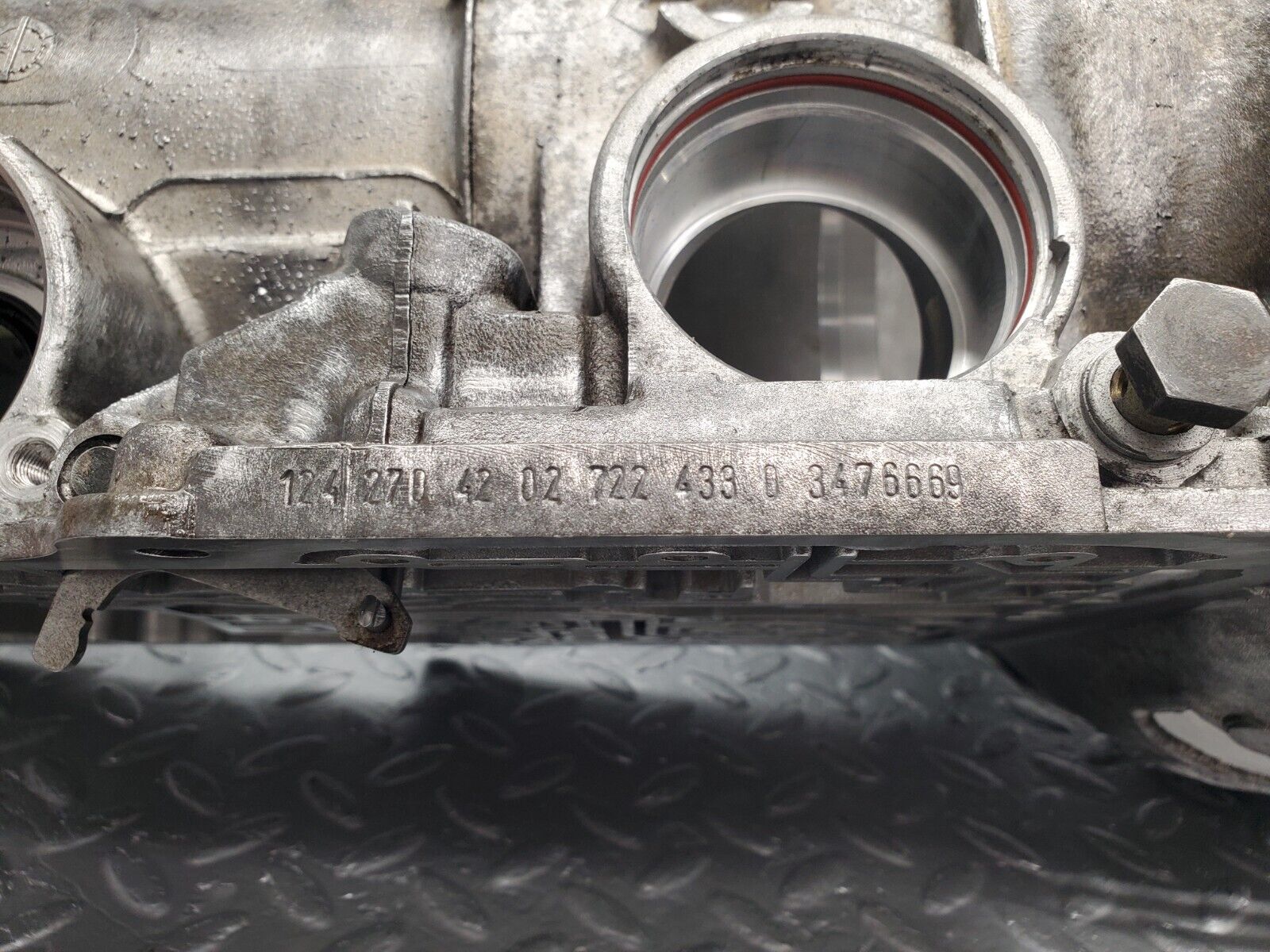 46293 Mercedes-Benz W124 280E Automatic Gearbox Housing 722.433 1242704204 2012710701