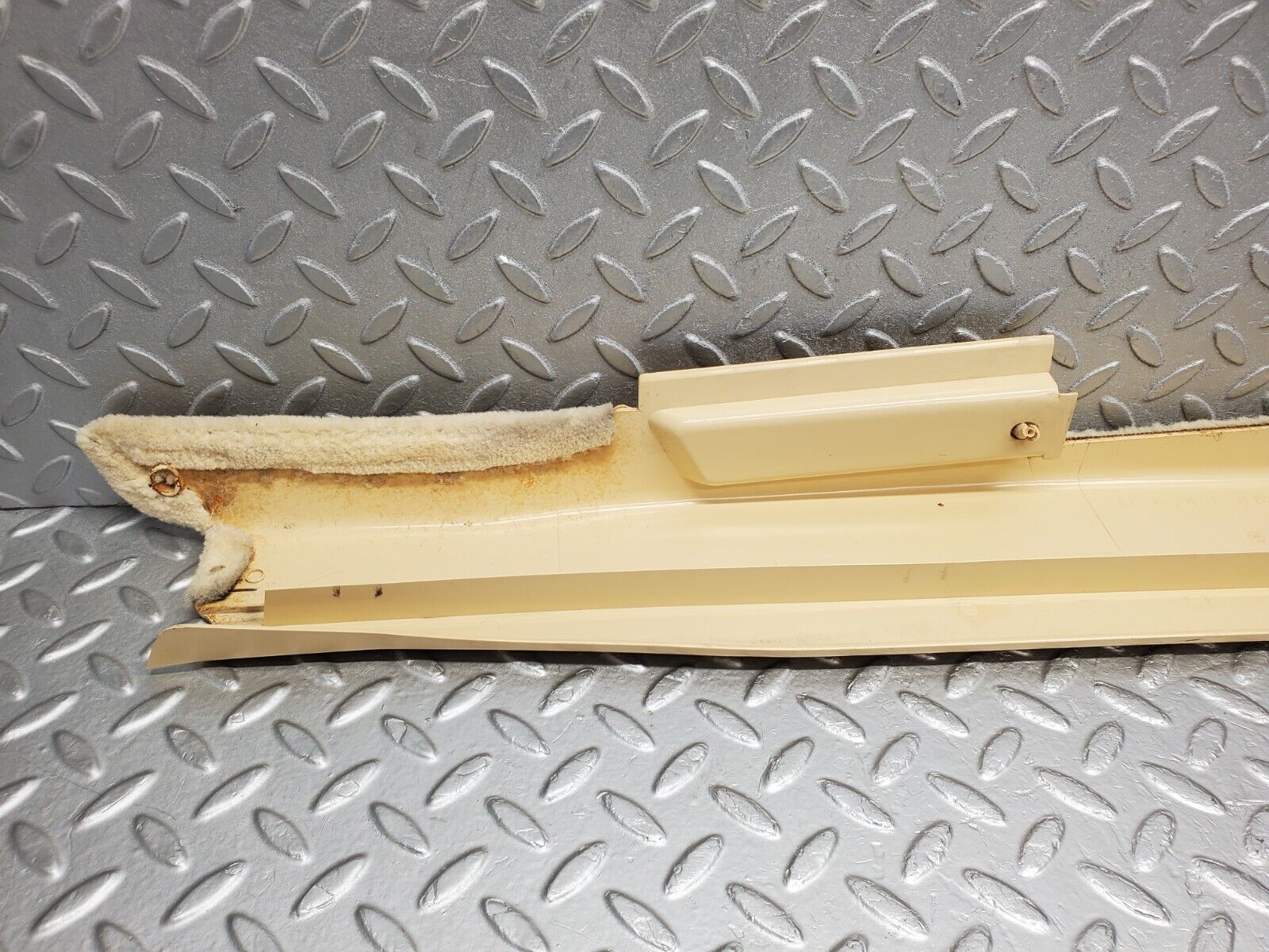46815 Mercedes-Benz R129 320SL Coupe Right Door Sill Trim Beige 1296800235