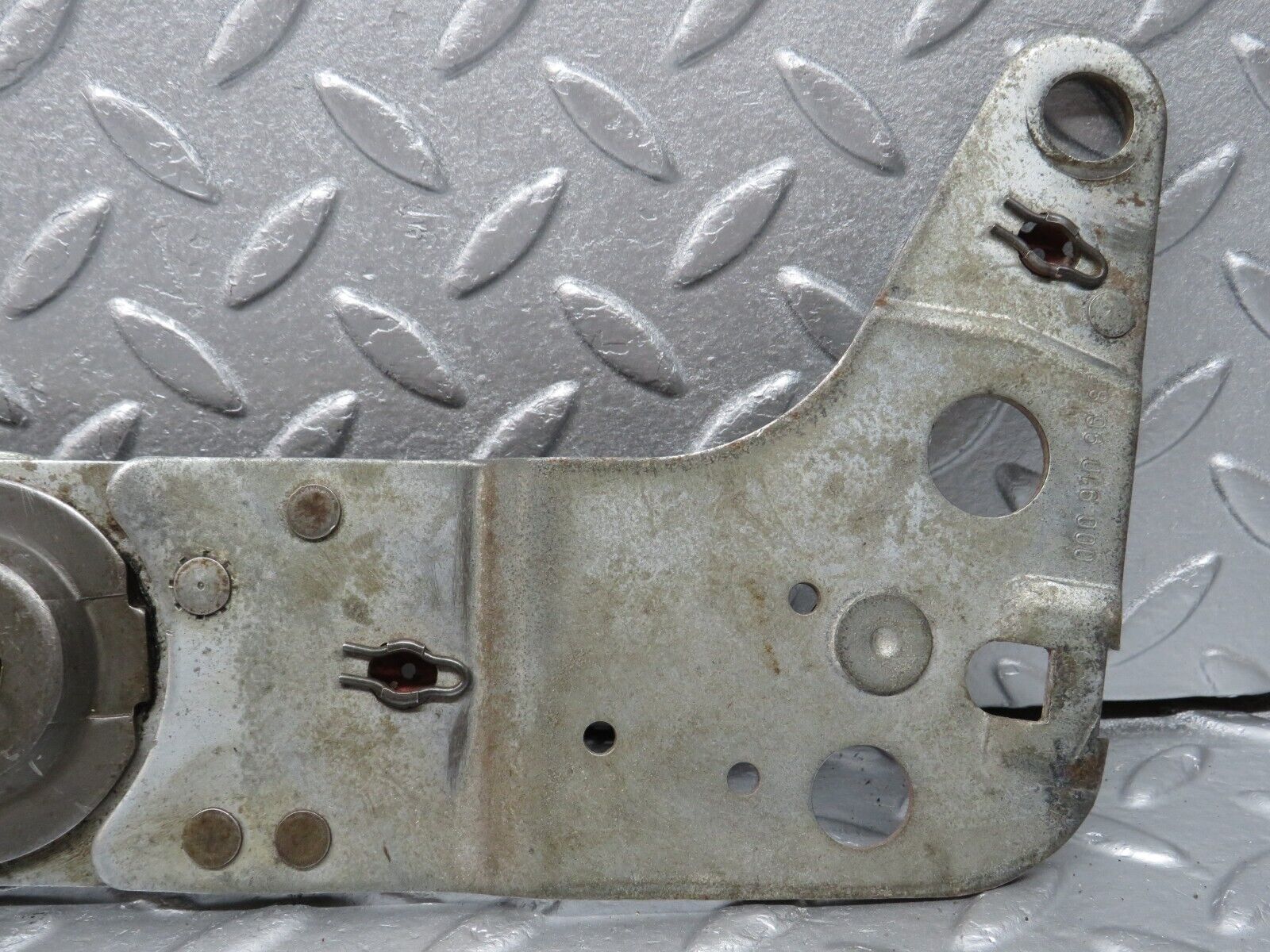 40070 Mercedes-Benz R107 350SL Front Right Seat Hinge 0009109686