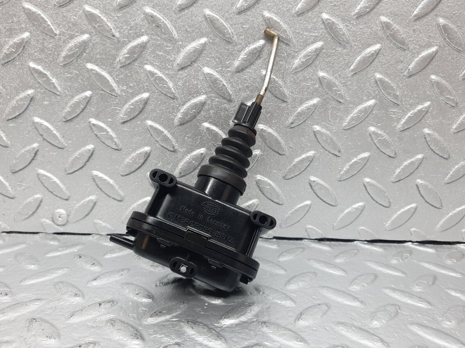 43647 Mercedes-Benz C126 380SEC Coupe Left Door Lock Vacuum Actuator