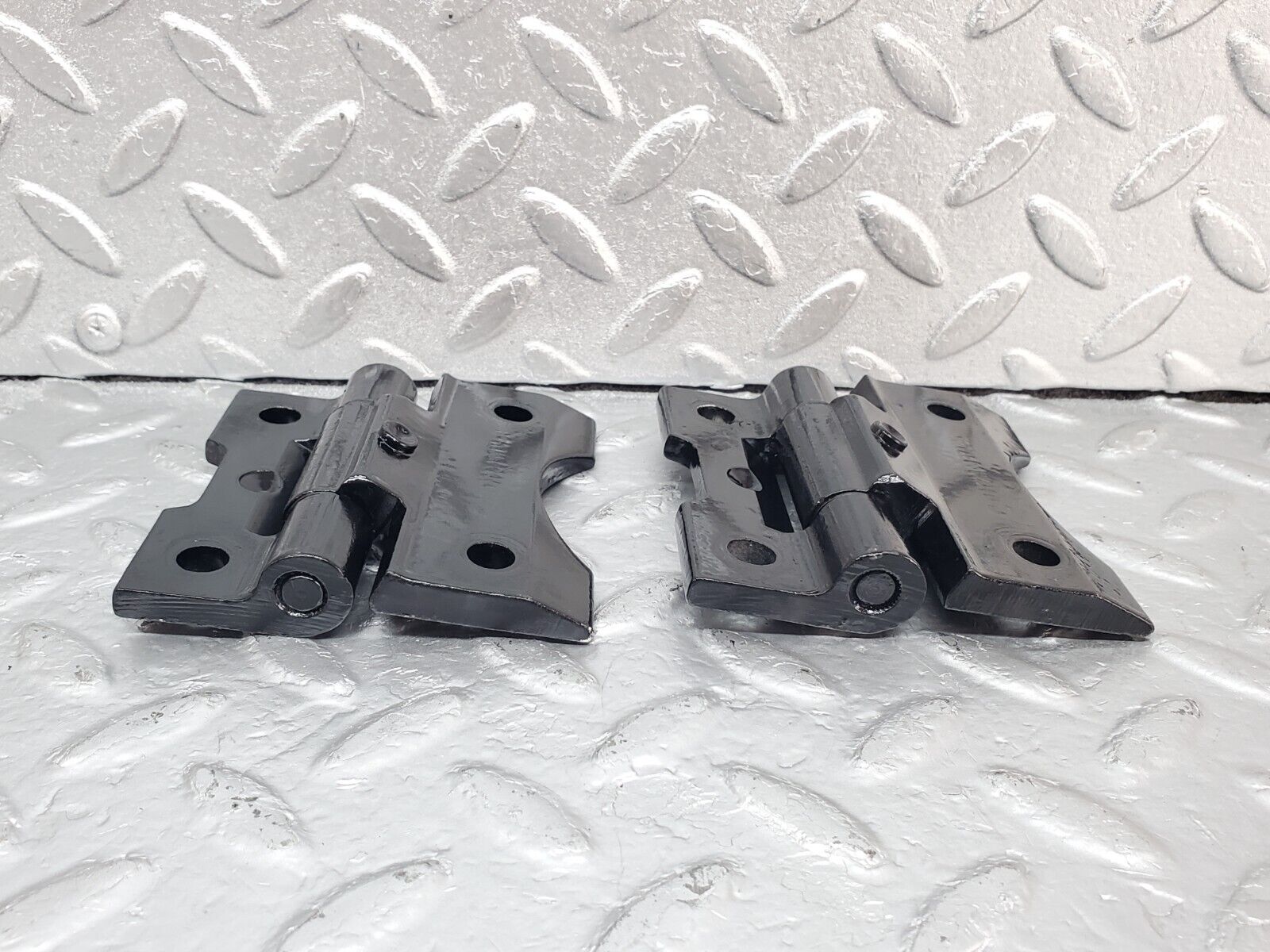 44338 Mercedes-Benz W123 280E Door Hinge Pair Left Side 1237200037