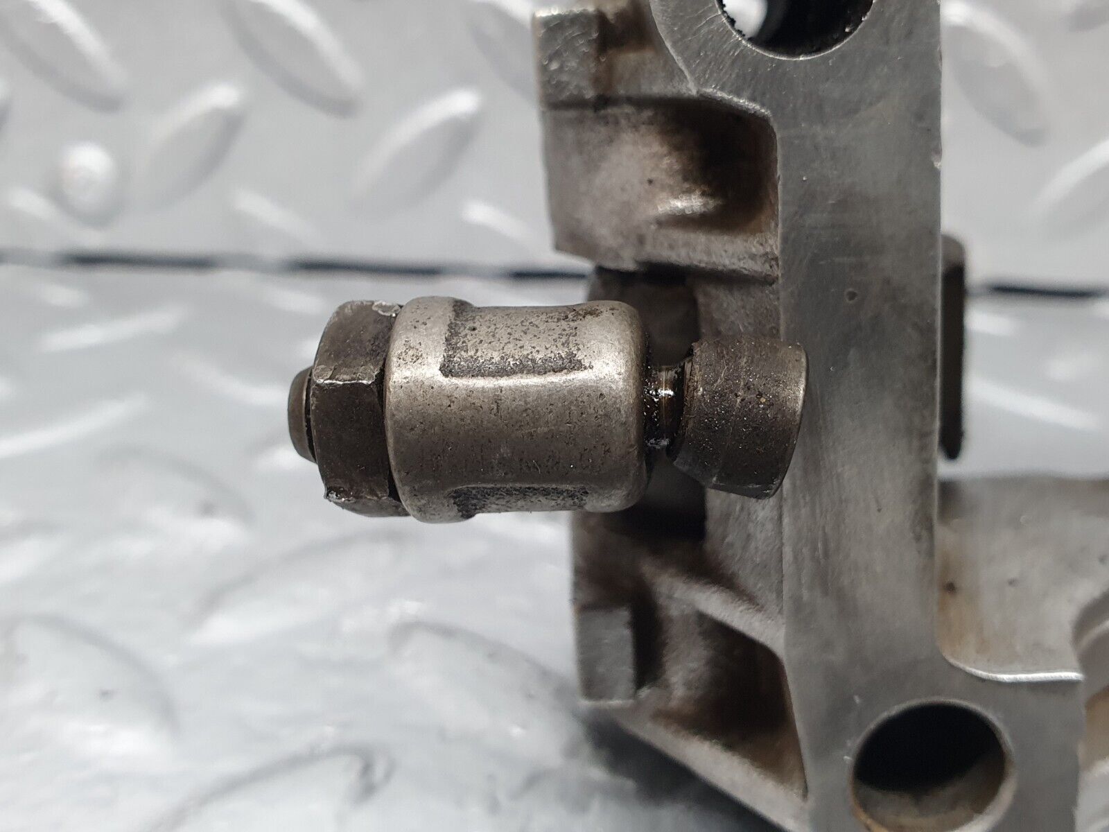 43064 Mercedes-Benz W123 Rocker Arms Camshaft Bearing Block 1020512110