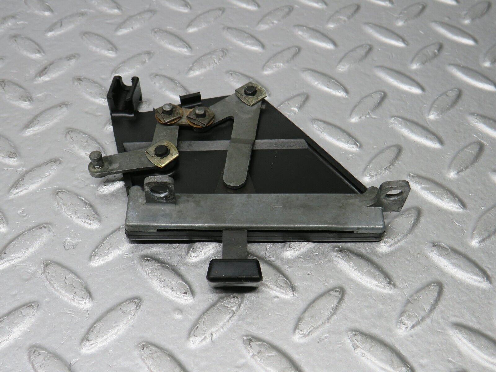 39202 Mercedes-Benz R107 500SL Air Vent Control Lever Left 1078300385