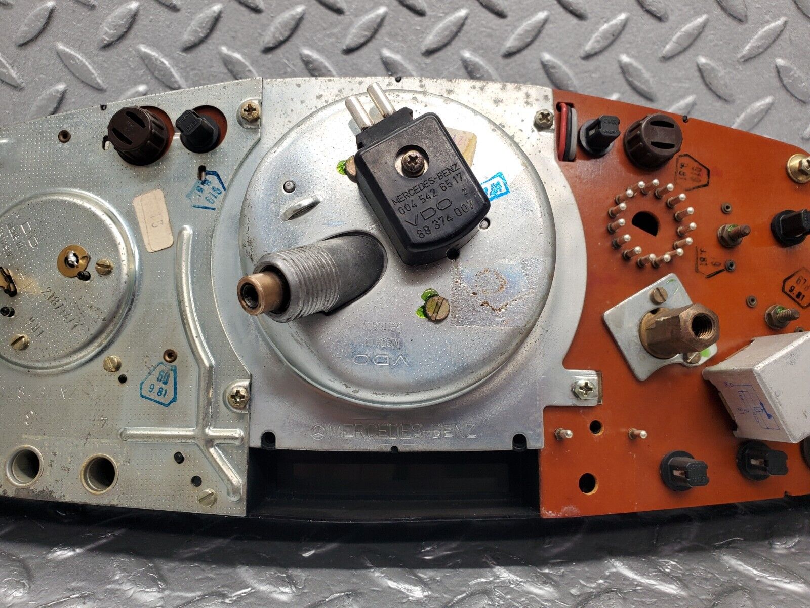 46454 Mercedes-Benz C123 280CE Coupe Instrument Cluster 1235423701