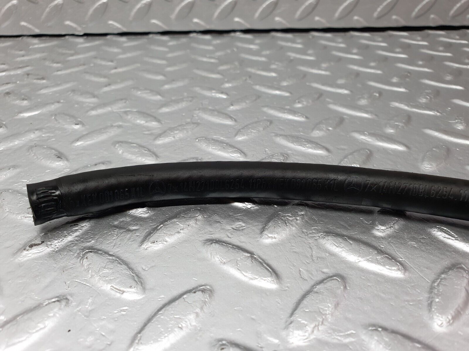 41623 Mercedes-Benz W124 200E Carburettor Heating Coolant Hose Pipe 1022031182