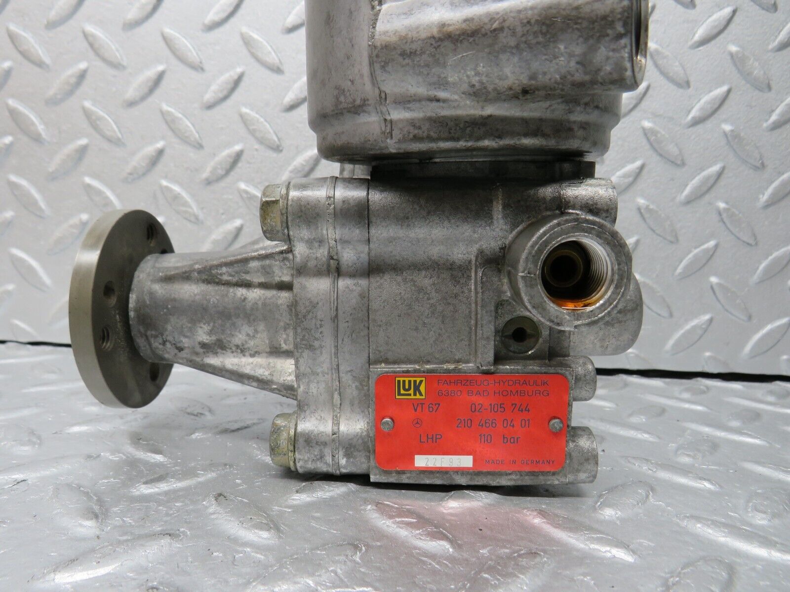 38050 Mercedes-Benz A124 320E Power Steering Pump LUK 2104660401 VT6702105744