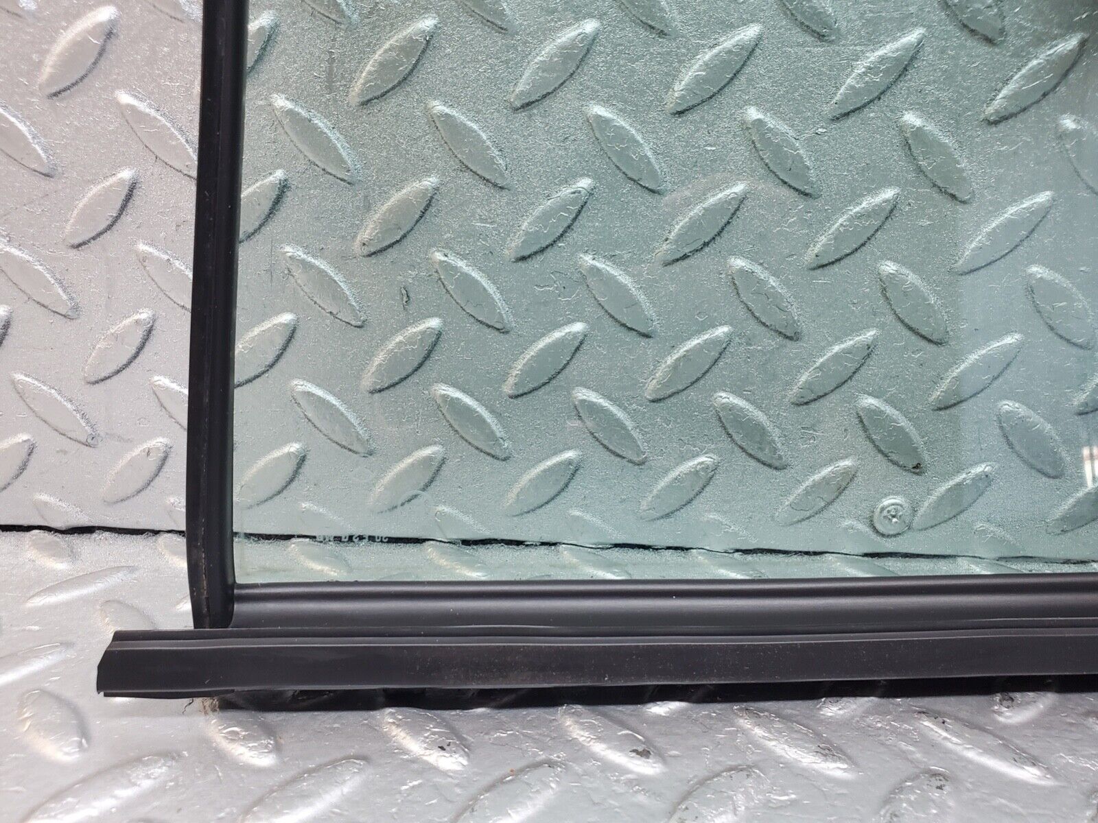 44636 Mercedes-Benz W124 220E Rear Right Quarter Window Glass 1247350624