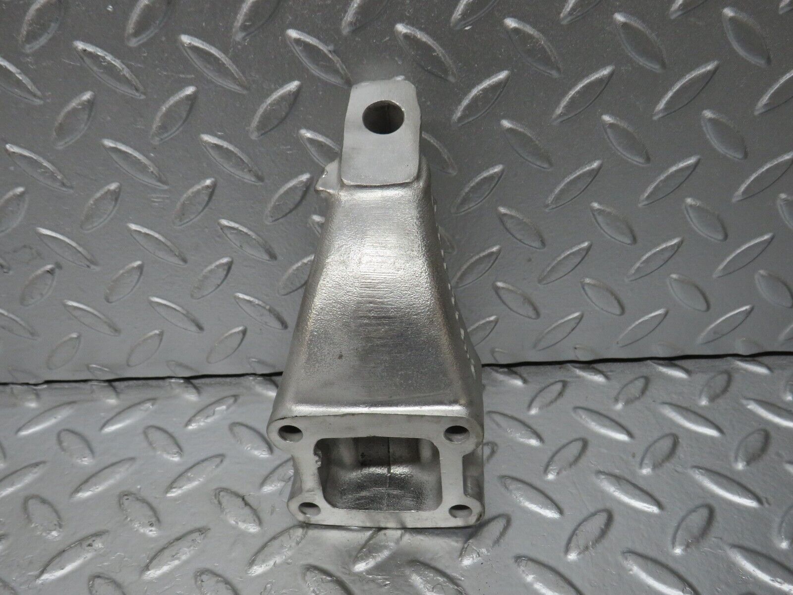 33030 Mercedes-Benz C107 R107 350 V8 Engine Mount Bracket Left 1162232204