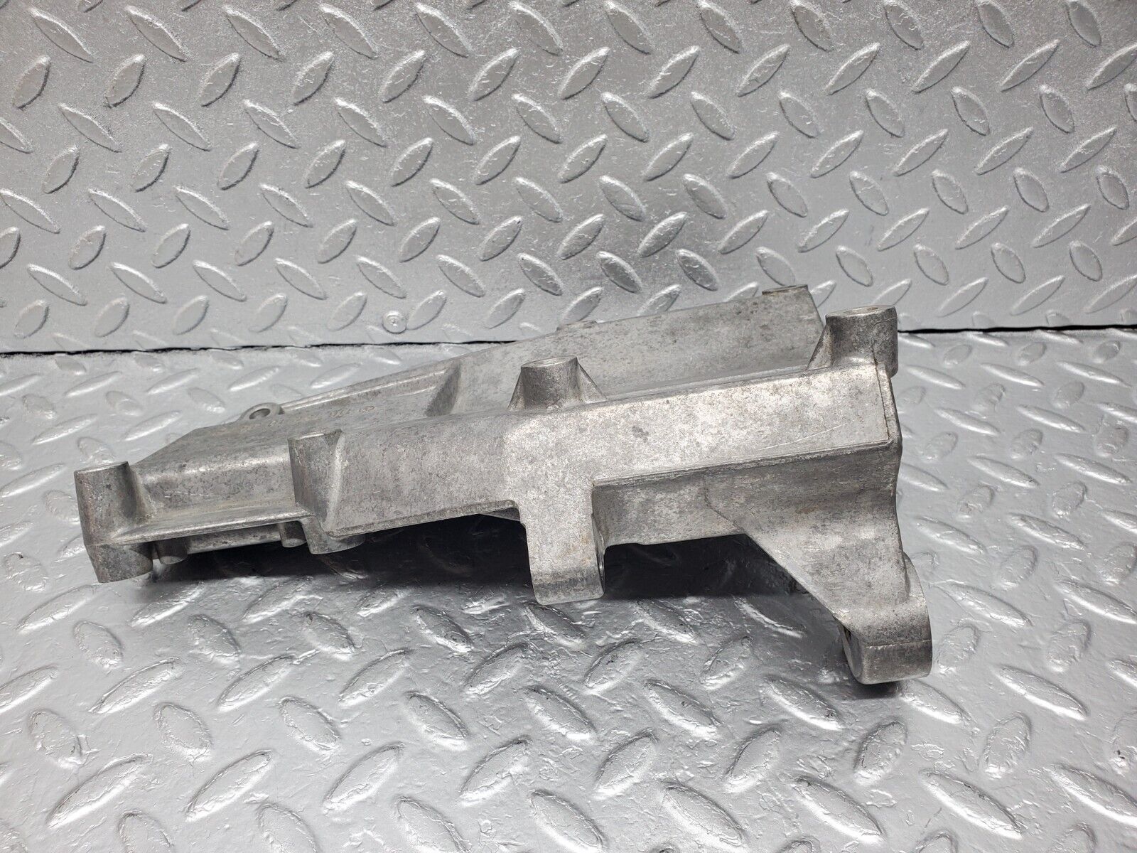 45922 Mercedes-Benz W126 420SE Air Conditioning Compressor Bracket 1161301035