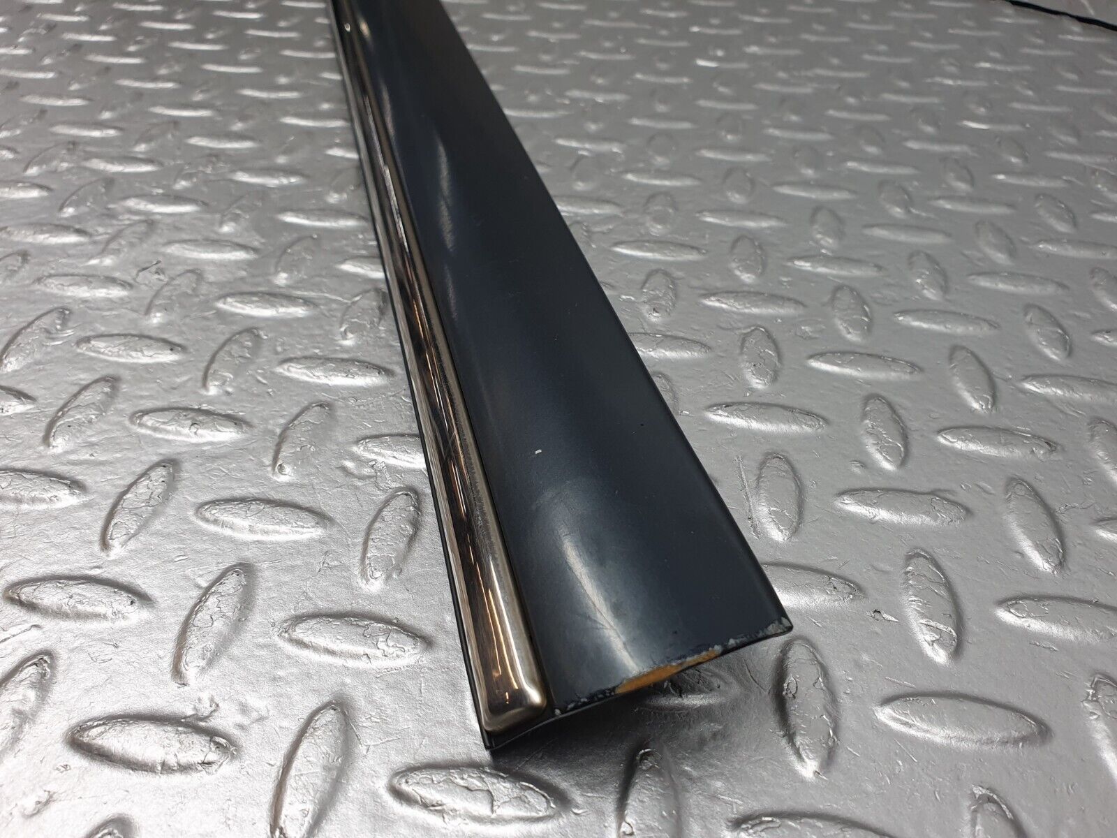 41804 Mercedes-Benz W202 C200 Front Right Door Centre Moulding Trim 2026909462