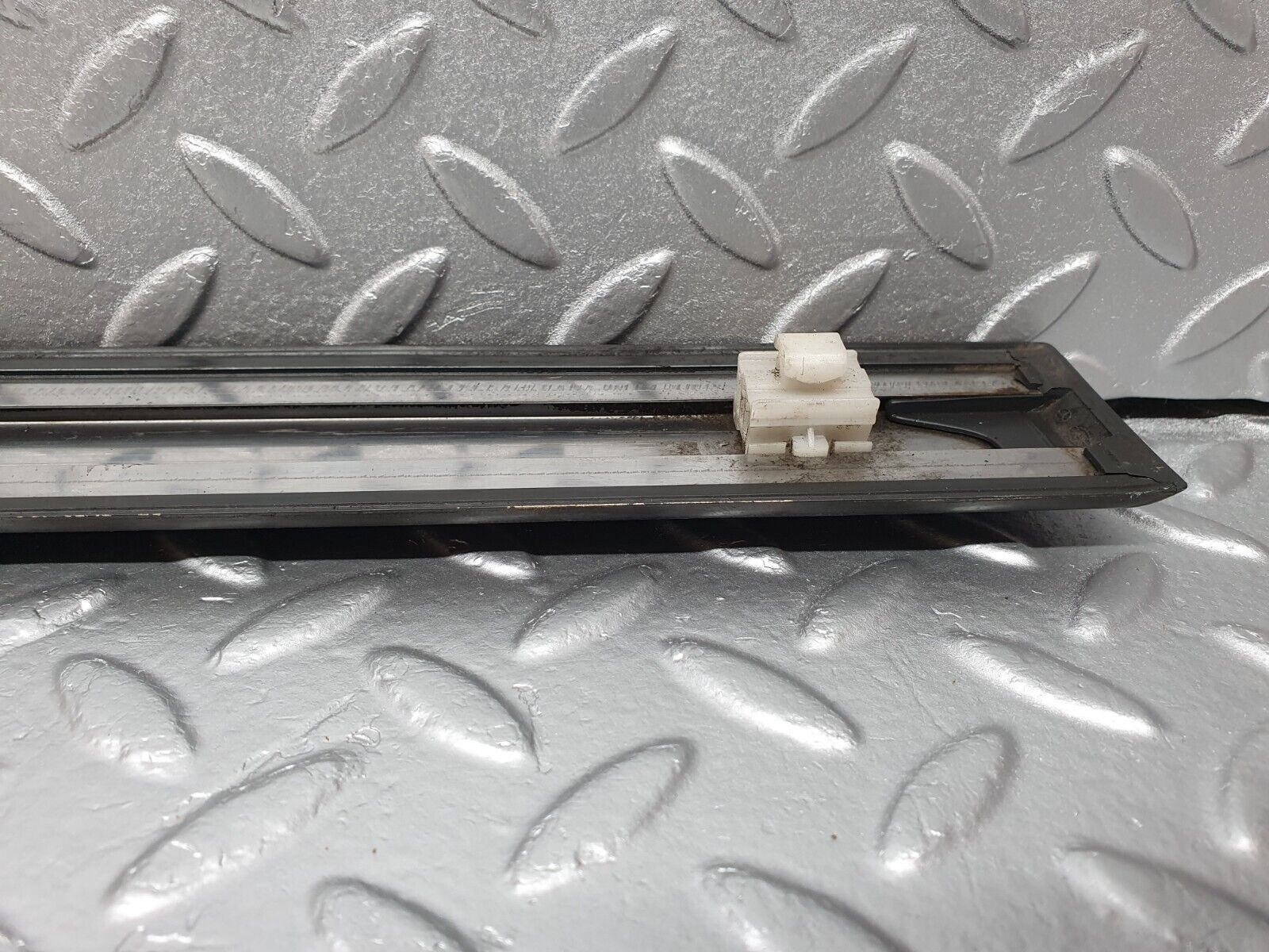 41683 Mercedes-Benz W124 200E Front Right Door Centre Moulding Trim