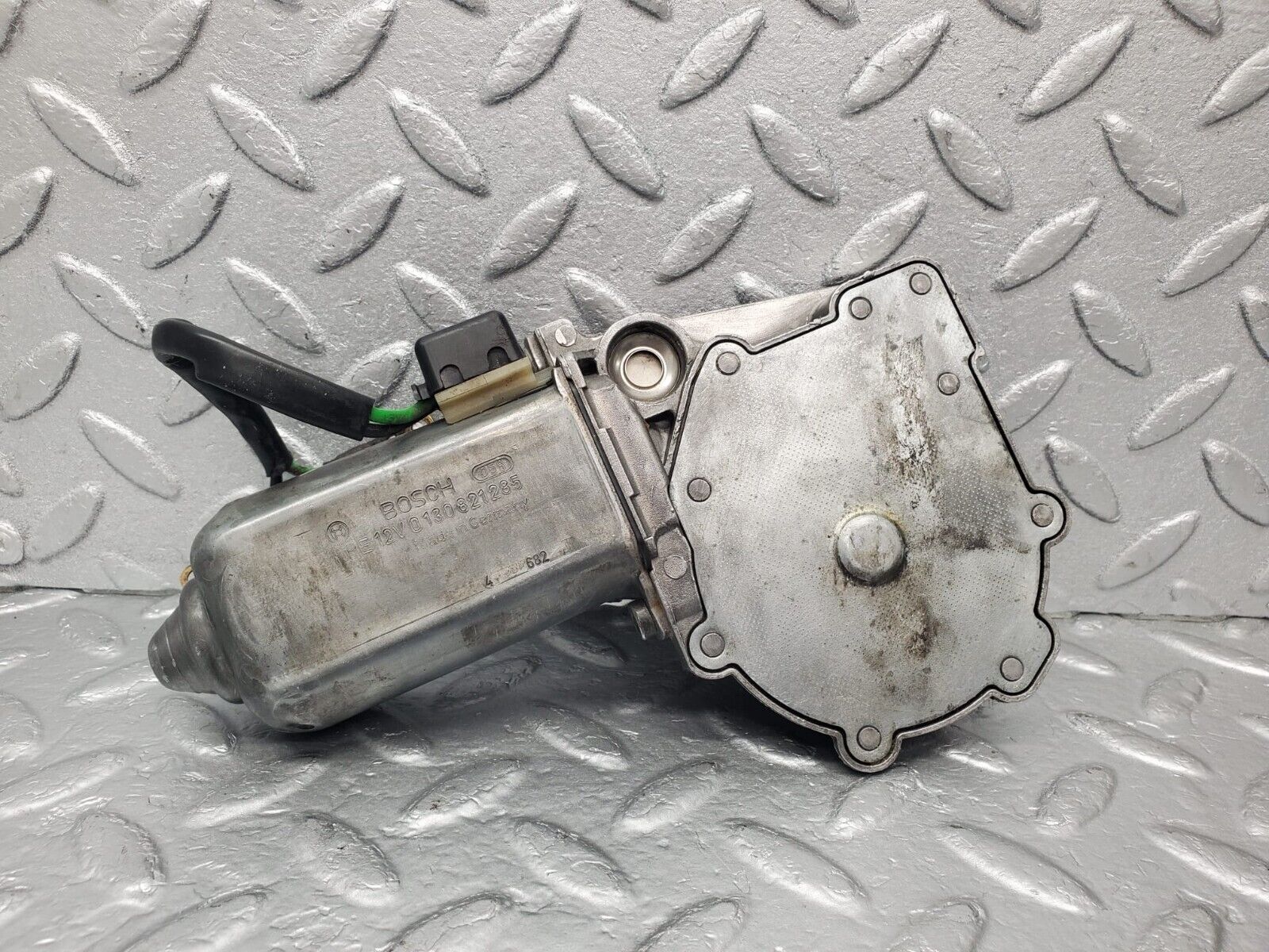 30309 Mercedes-Benz W124 230E Window Regulator Motor Right Bosch 0130821285