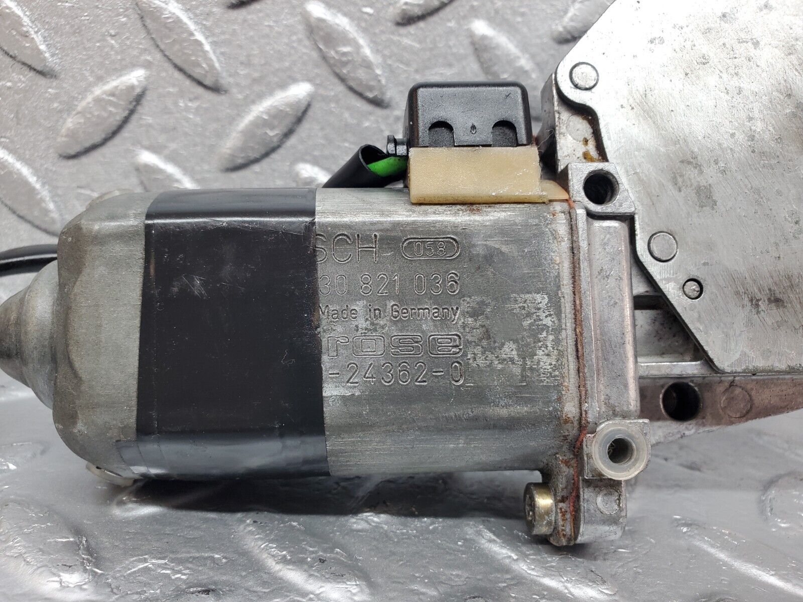 45762 Mercedes-Benz W126 420SE Rear Right Window Regulator Motor 0130821036