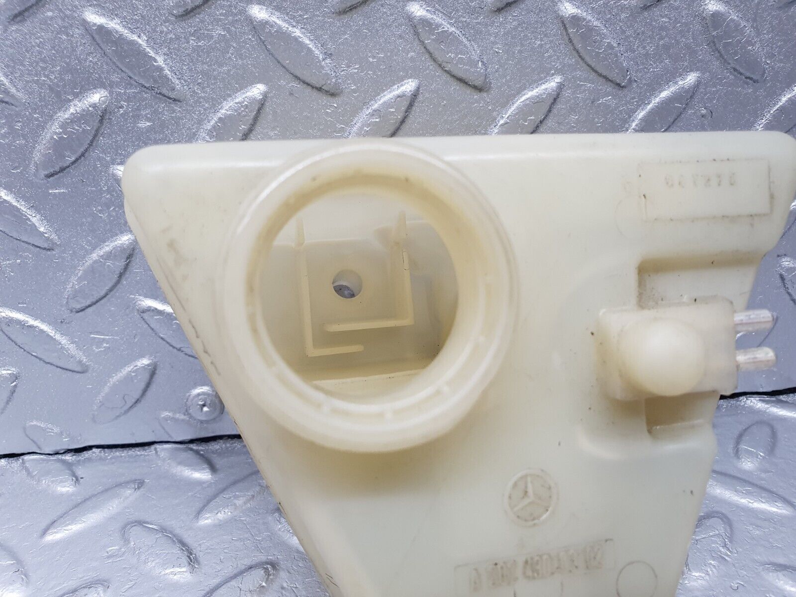 41823 Mercedes-Benz W202 C200 Brake Fluid Reservoir Tank 2024300302