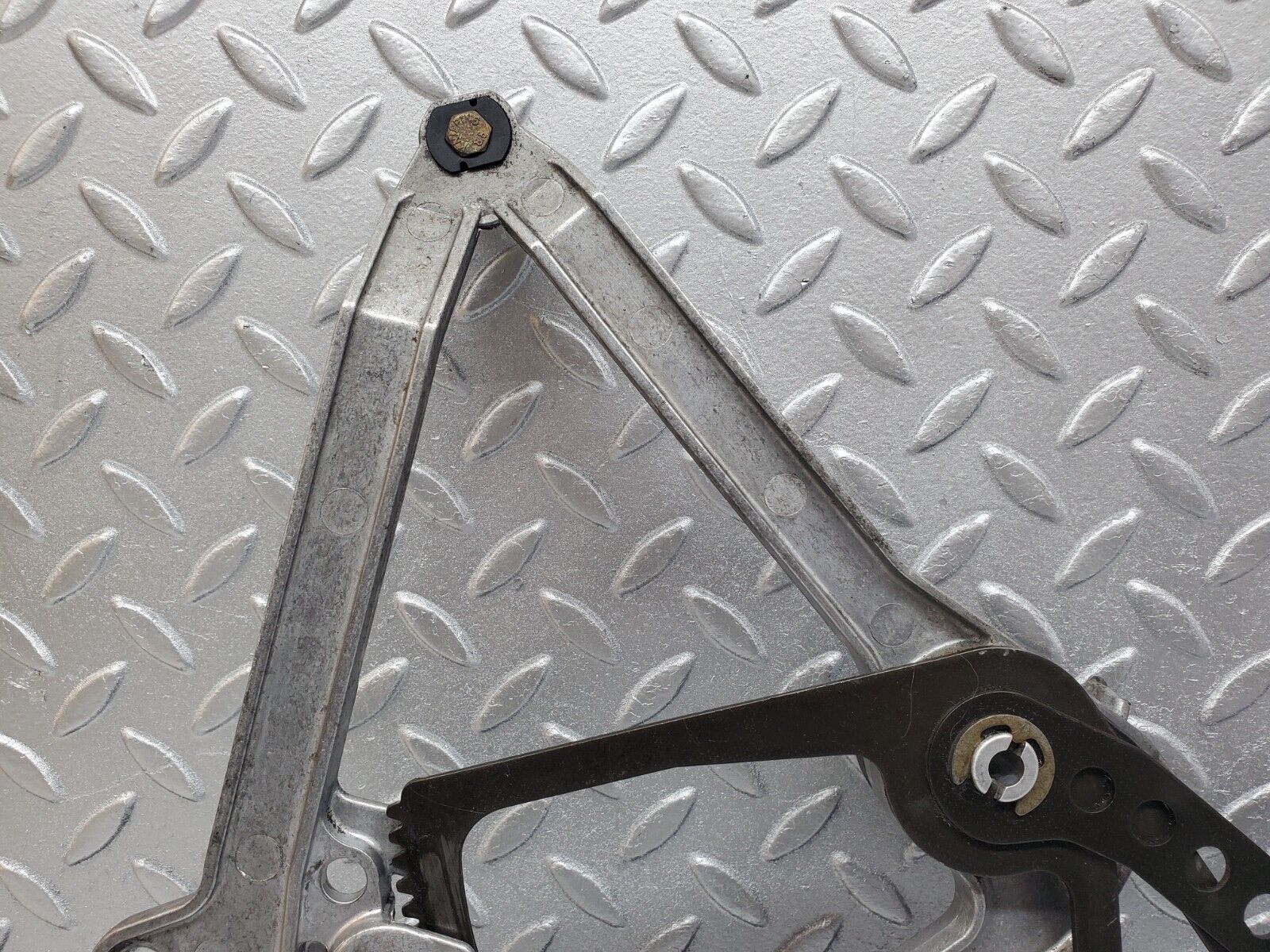 45713 Mercedes-Benz W126 420SE Front Left Power Window Regulator 13927